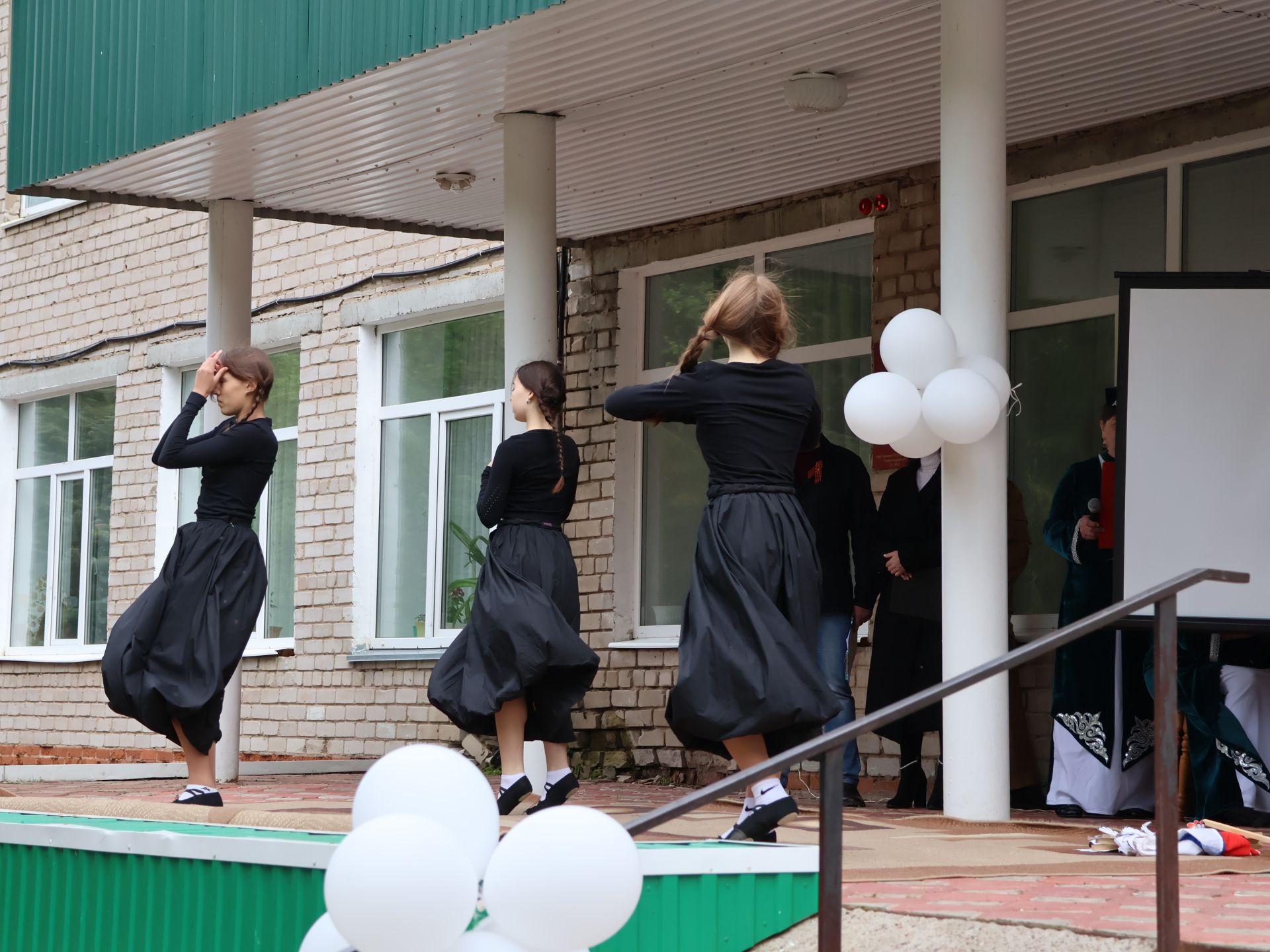 Исемең кайтты синең җыр булып: Уразай мәктәбенә СВОда һәлак булган Айзат Фәйзуллин истәлегенә хәтер тактасы куйдылар