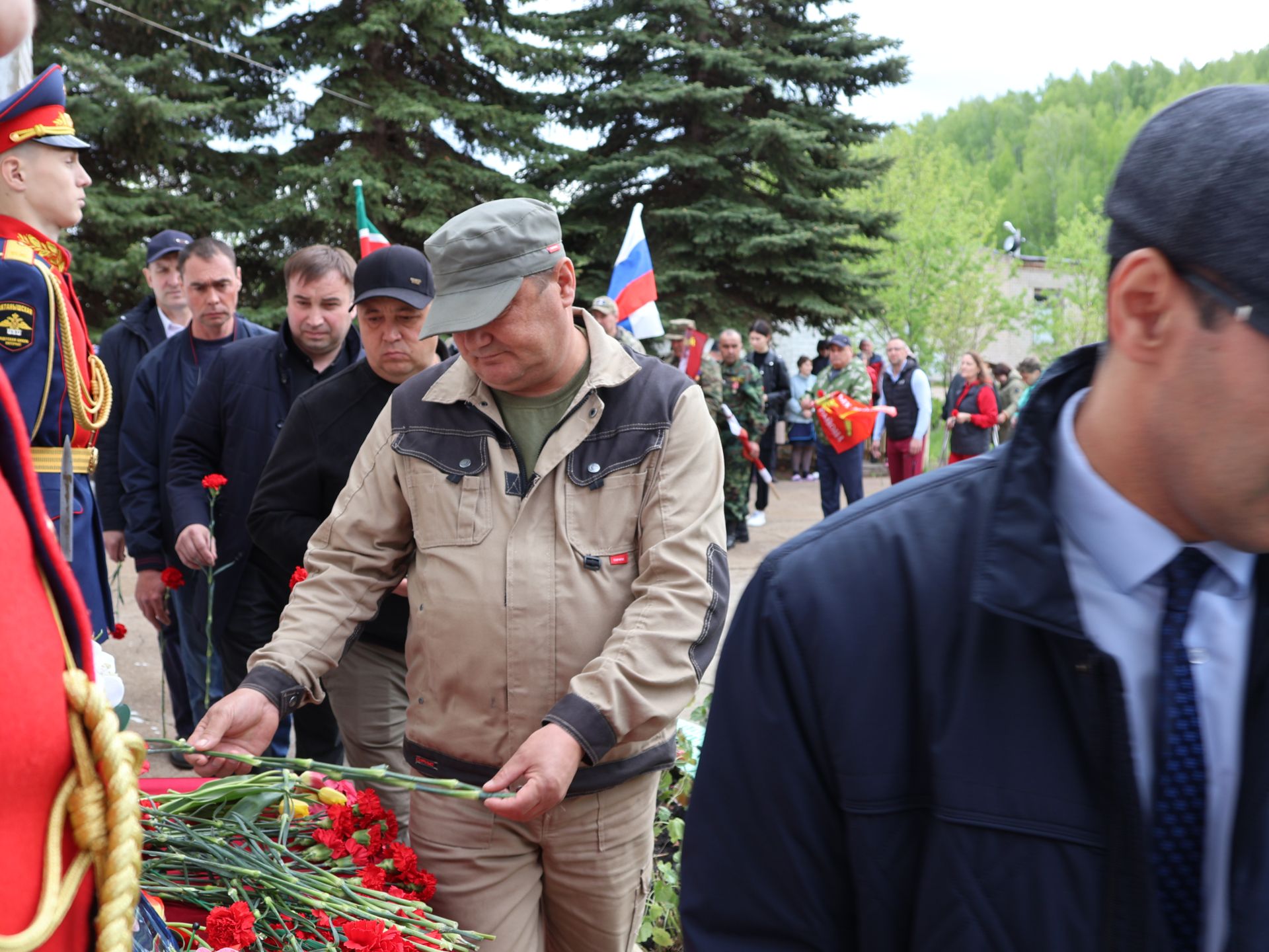 Исемең кайтты синең җыр булып: Уразай мәктәбенә СВОда һәлак булган Айзат Фәйзуллин истәлегенә хәтер тактасы куйдылар