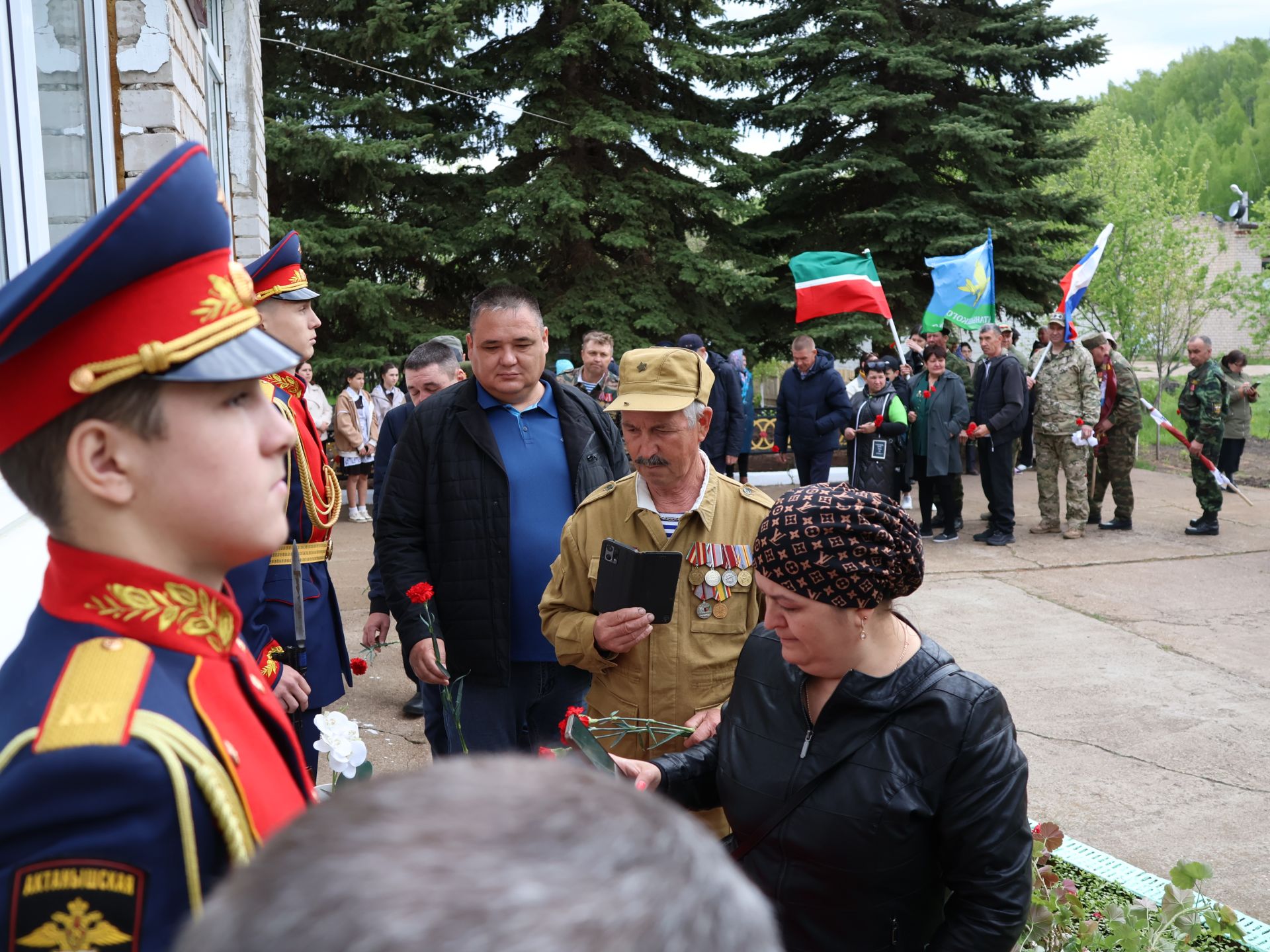 Исемең кайтты синең җыр булып: Уразай мәктәбенә СВОда һәлак булган Айзат Фәйзуллин истәлегенә хәтер тактасы куйдылар