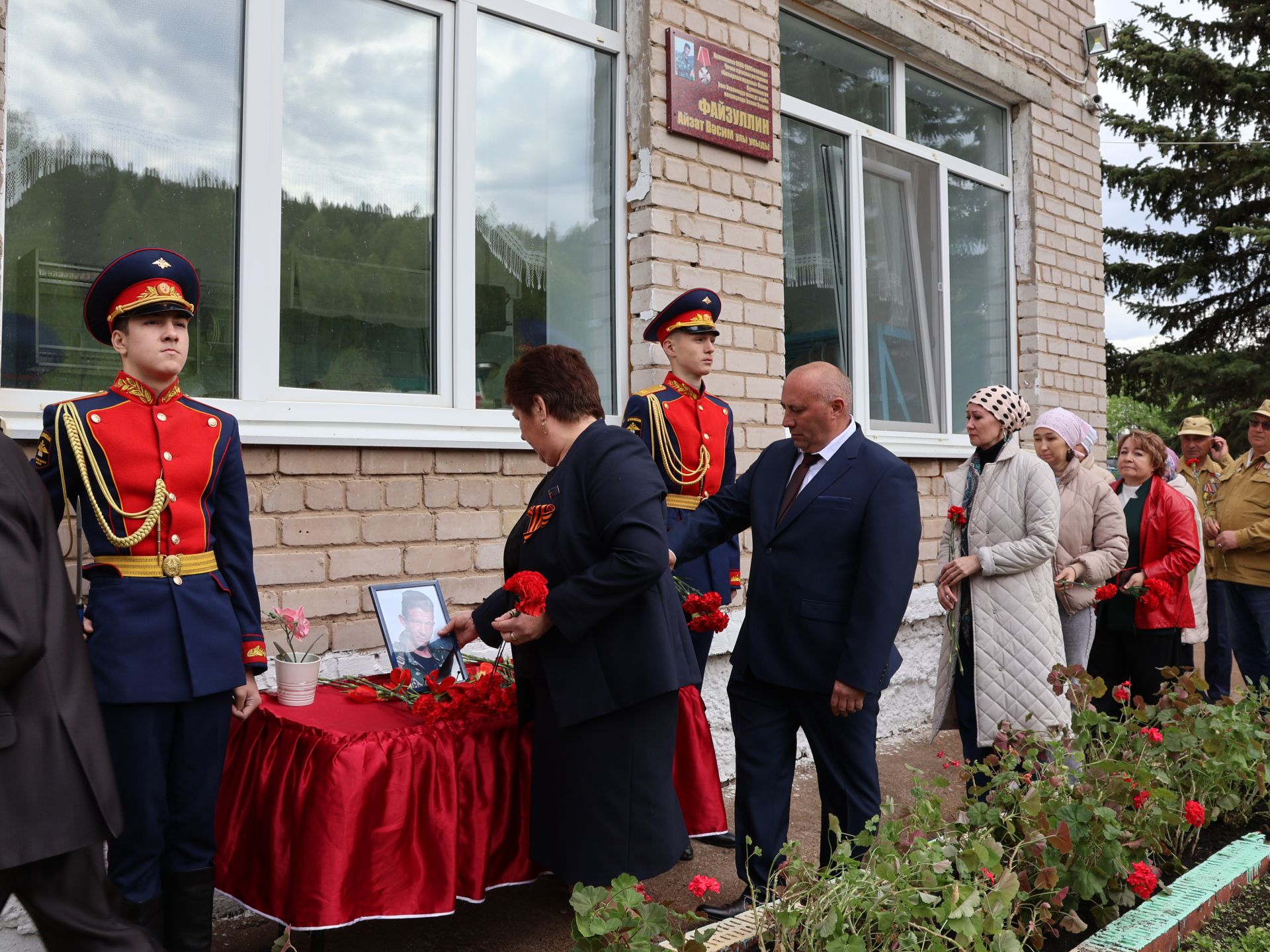 Исемең кайтты синең җыр булып: Уразай мәктәбенә СВОда һәлак булган Айзат Фәйзуллин истәлегенә хәтер тактасы куйдылар