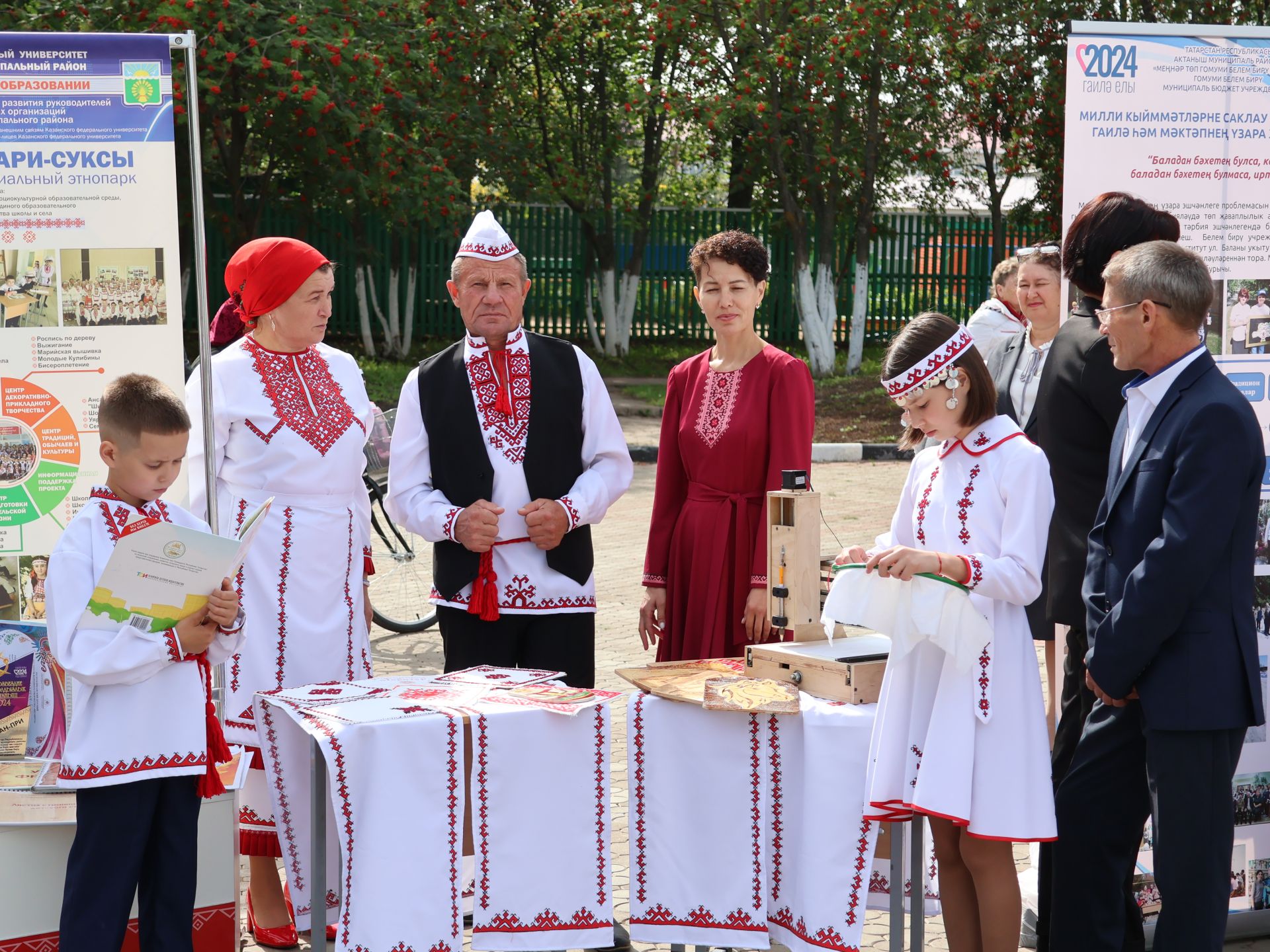 Ленар Зарипов мәгариф хезмәткәрләре конференциясендә Актанышка эшкә кайткан яшь укытучыларга 100 мең сум акча биреләчәген әйтте