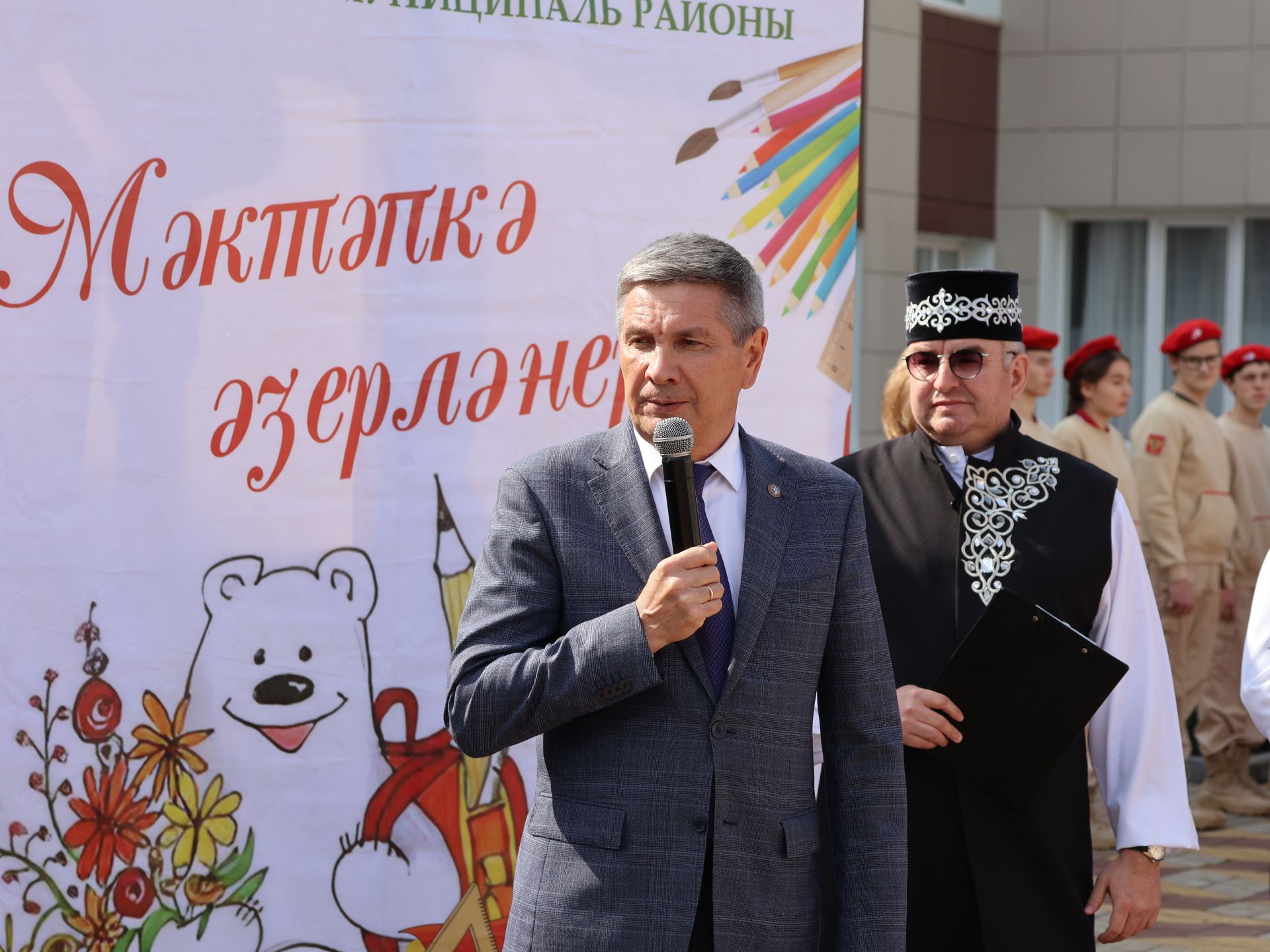 Ленар Зарипов мәгариф хезмәткәрләре конференциясендә Актанышка эшкә кайткан яшь укытучыларга 100 мең сум акча биреләчәген әйтте