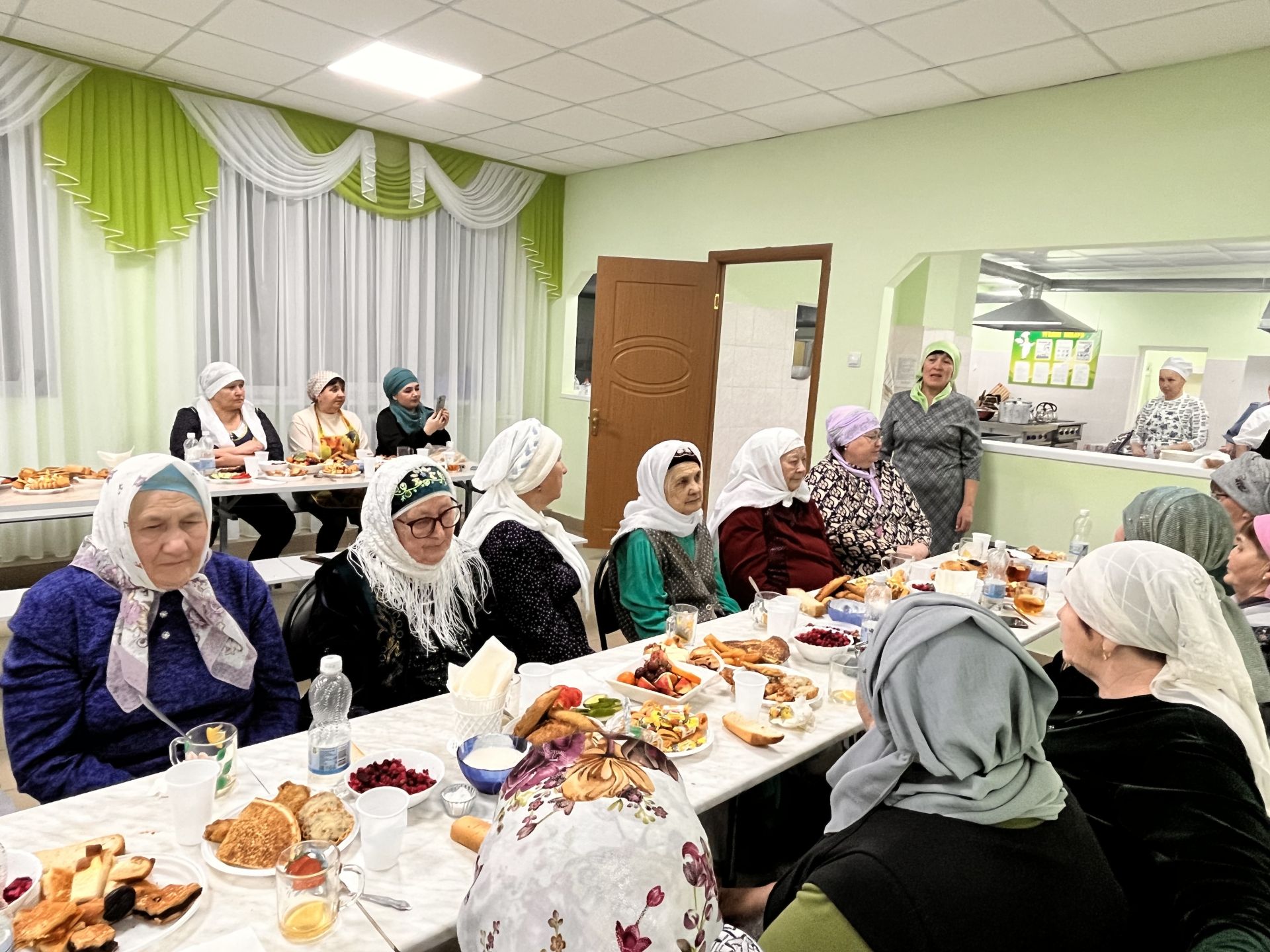 «Ният» хәйрия фонды җитәкчесе Нияз Усманов әнисенең туган авылы Иске Богадыда ифтар мәҗлесе уздырды