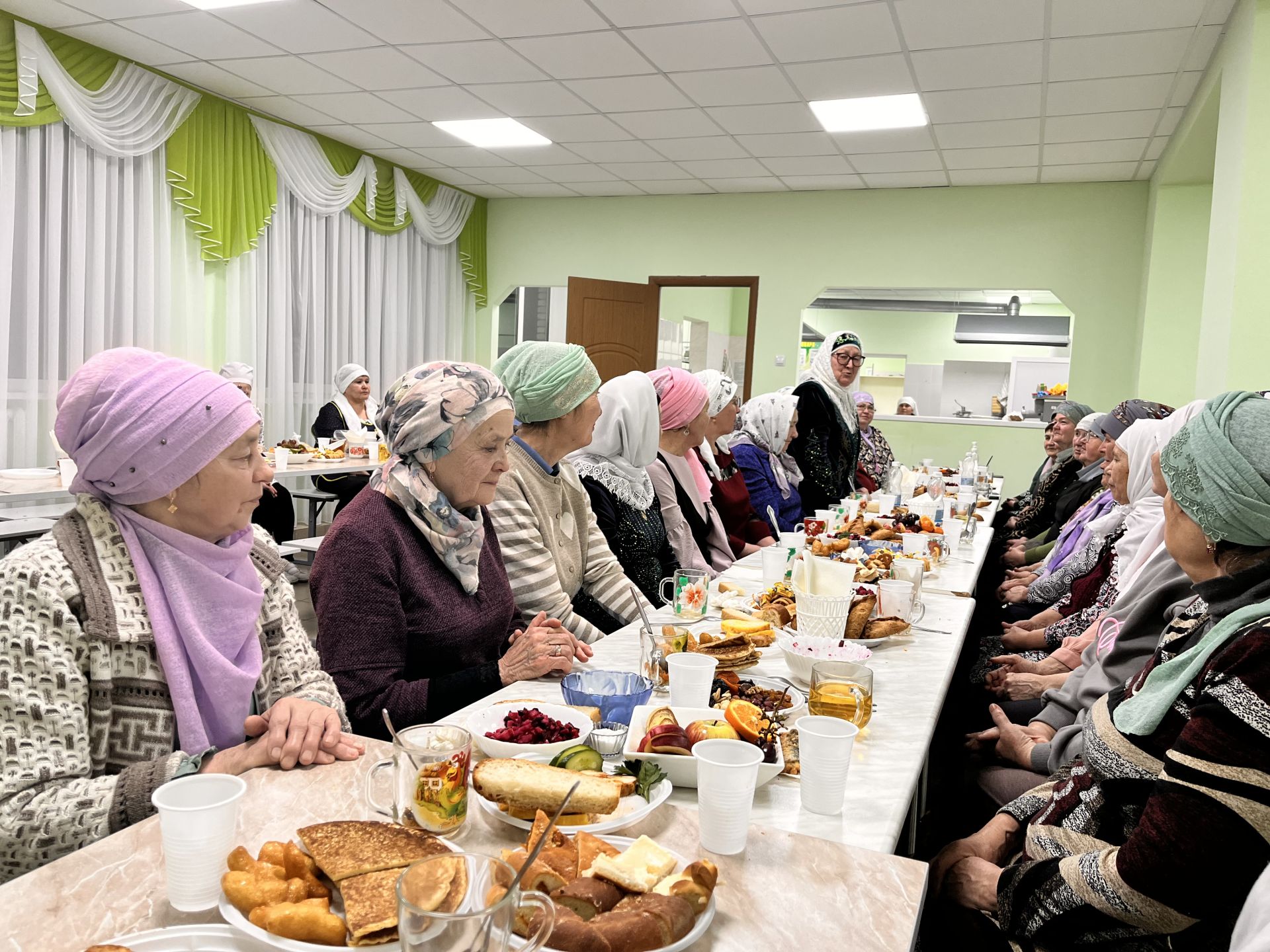 «Ният» хәйрия фонды җитәкчесе Нияз Усманов әнисенең туган авылы Иске Богадыда ифтар мәҗлесе уздырды