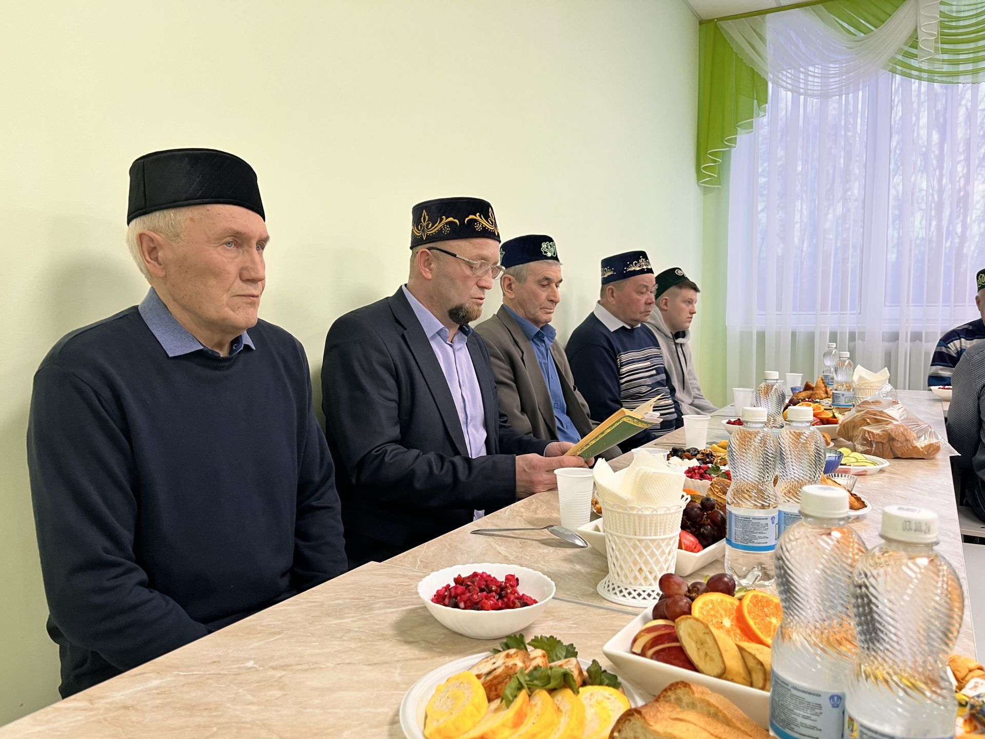 «Ният» хәйрия фонды җитәкчесе Нияз Усманов әнисенең туган авылы Иске Богадыда ифтар мәҗлесе уздырды