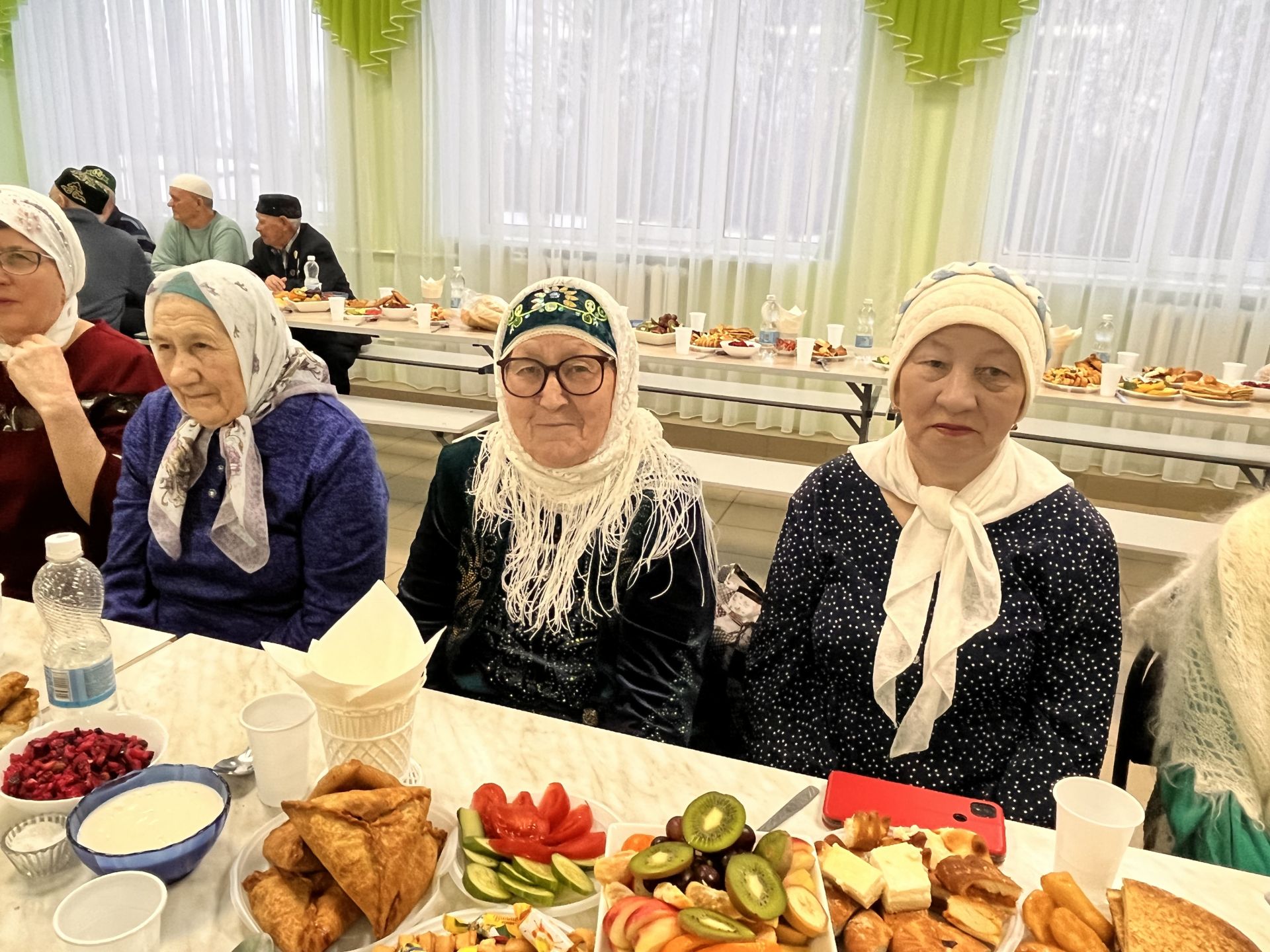 «Ният» хәйрия фонды җитәкчесе Нияз Усманов әнисенең туган авылы Иске Богадыда ифтар мәҗлесе уздырды