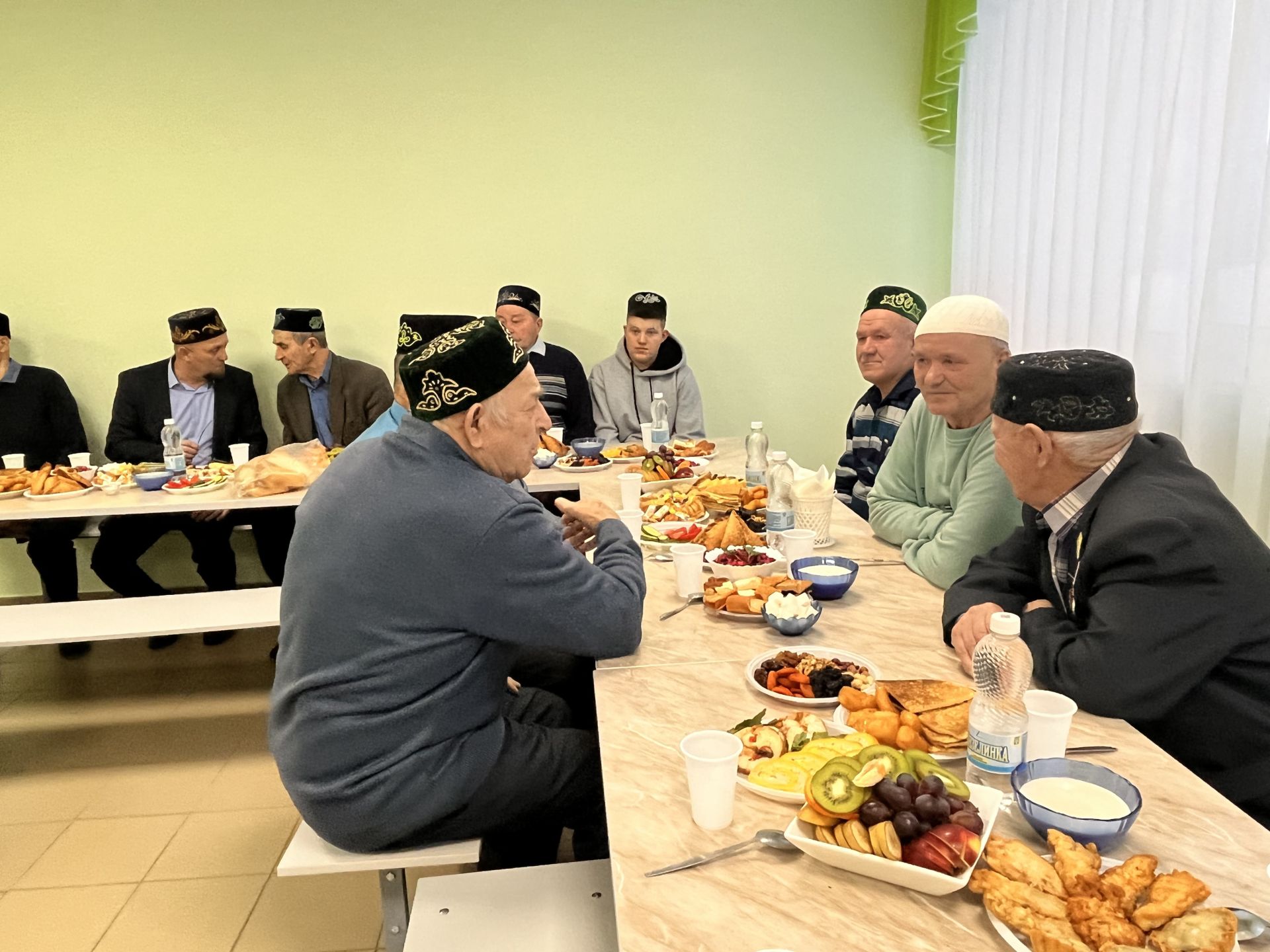 «Ният» хәйрия фонды җитәкчесе Нияз Усманов әнисенең туган авылы Иске Богадыда ифтар мәҗлесе уздырды