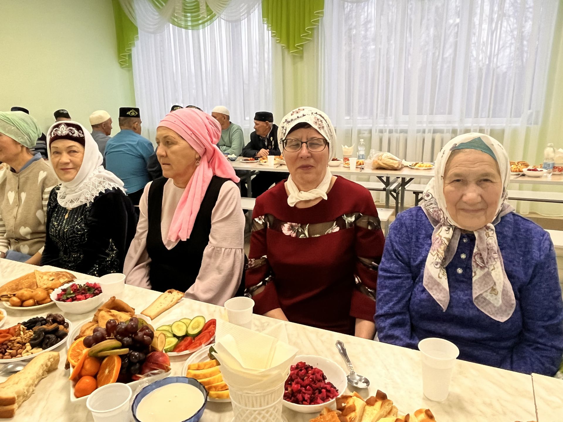 «Ният» хәйрия фонды җитәкчесе Нияз Усманов әнисенең туган авылы Иске Богадыда ифтар мәҗлесе уздырды