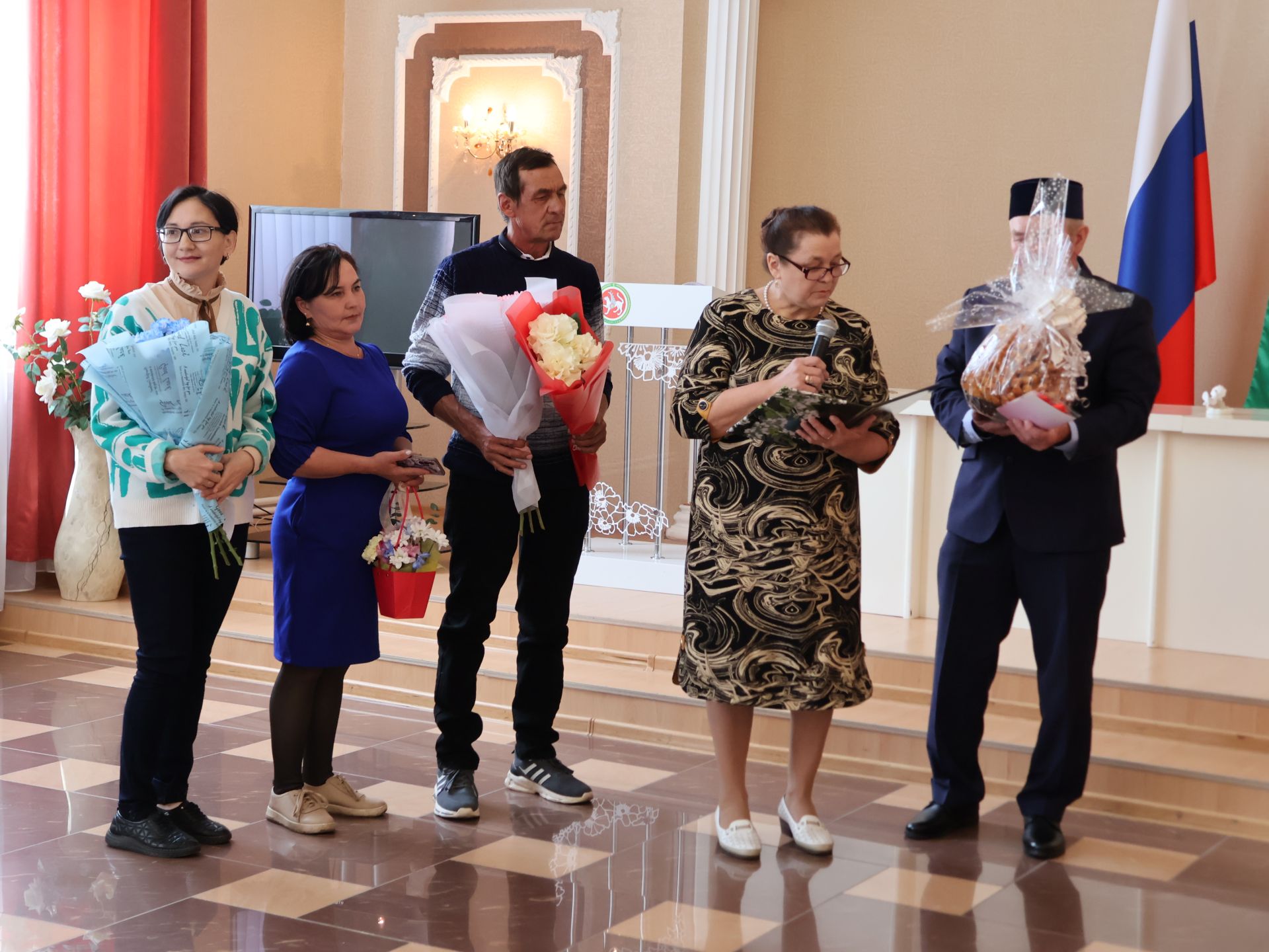 Актанышның бриллиант, зөбәрҗәт, алтын туйларын каршылаган үрнәк парларын хөрмәтләделәр
