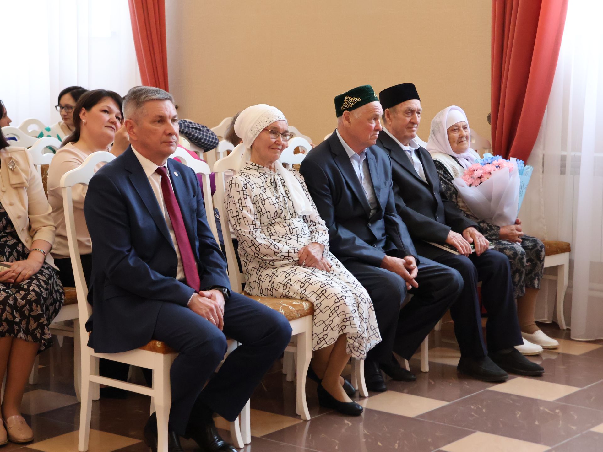 Актанышның бриллиант, зөбәрҗәт, алтын туйларын каршылаган үрнәк парларын хөрмәтләделәр