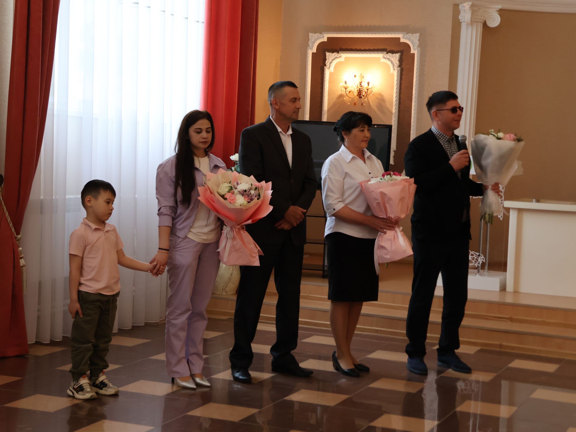Актанышның бриллиант, зөбәрҗәт, алтын туйларын каршылаган үрнәк парларын хөрмәтләделәр