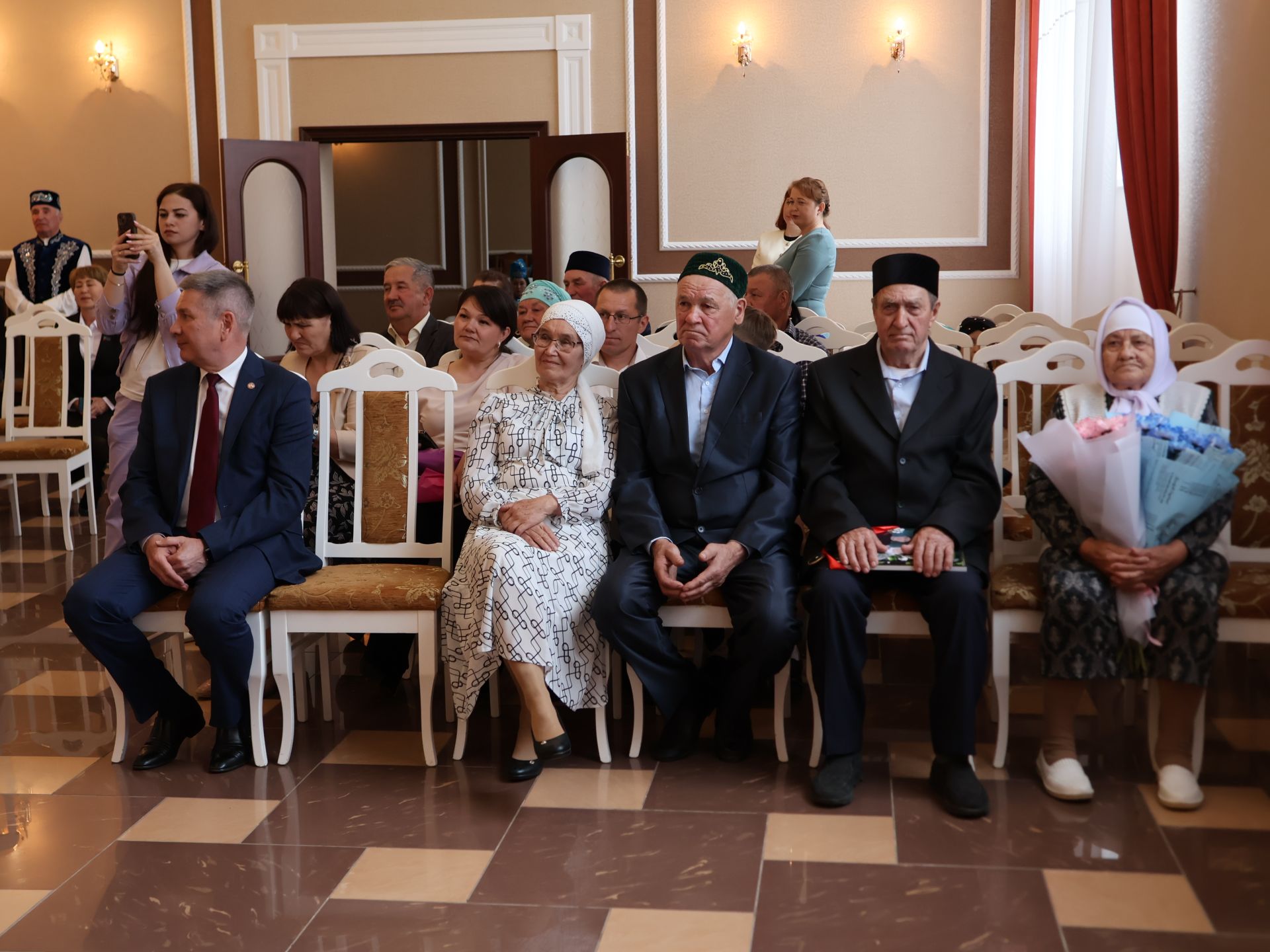 Актанышның бриллиант, зөбәрҗәт, алтын туйларын каршылаган үрнәк парларын хөрмәтләделәр