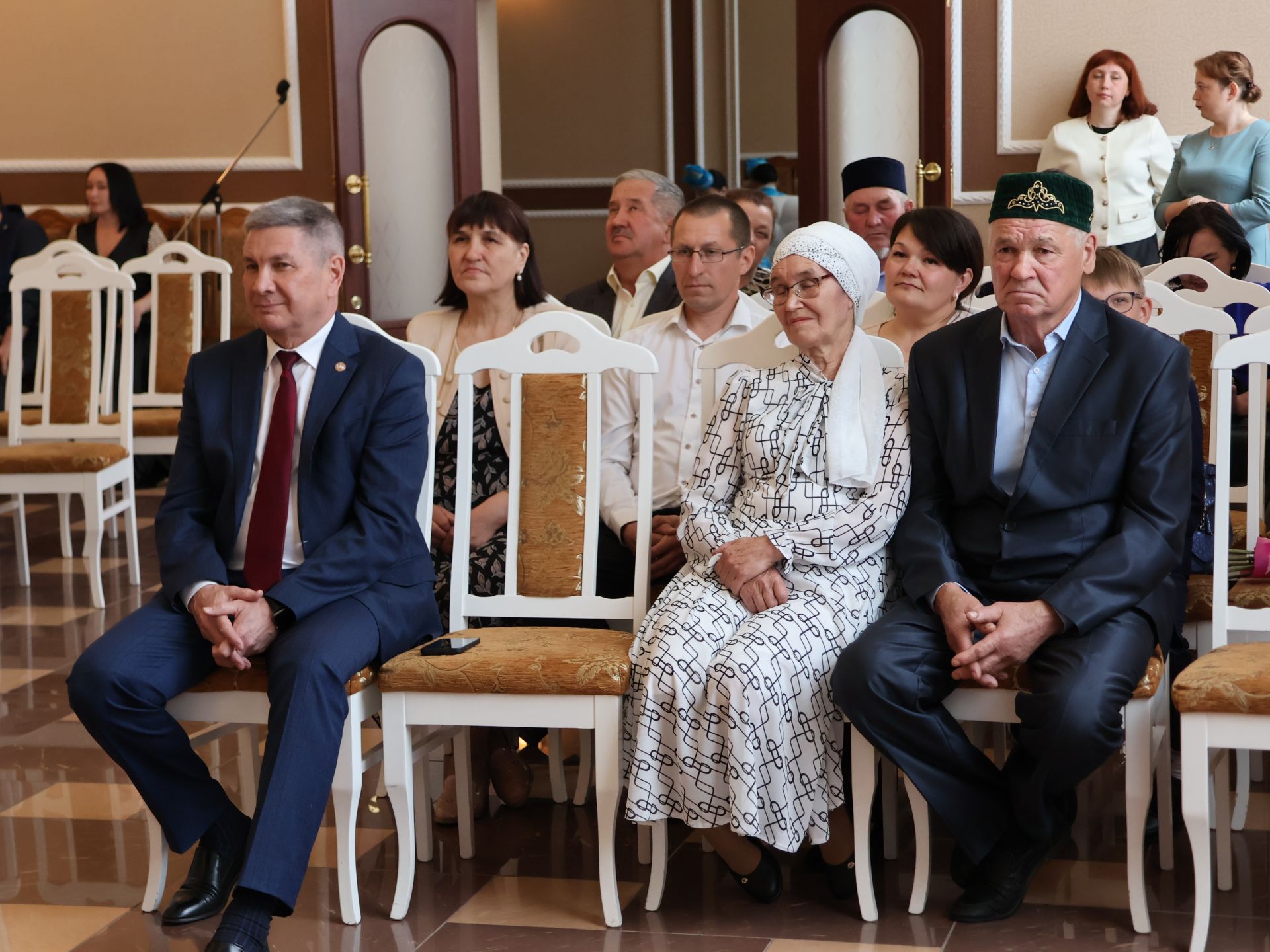 Актанышның бриллиант, зөбәрҗәт, алтын туйларын каршылаган үрнәк парларын хөрмәтләделәр