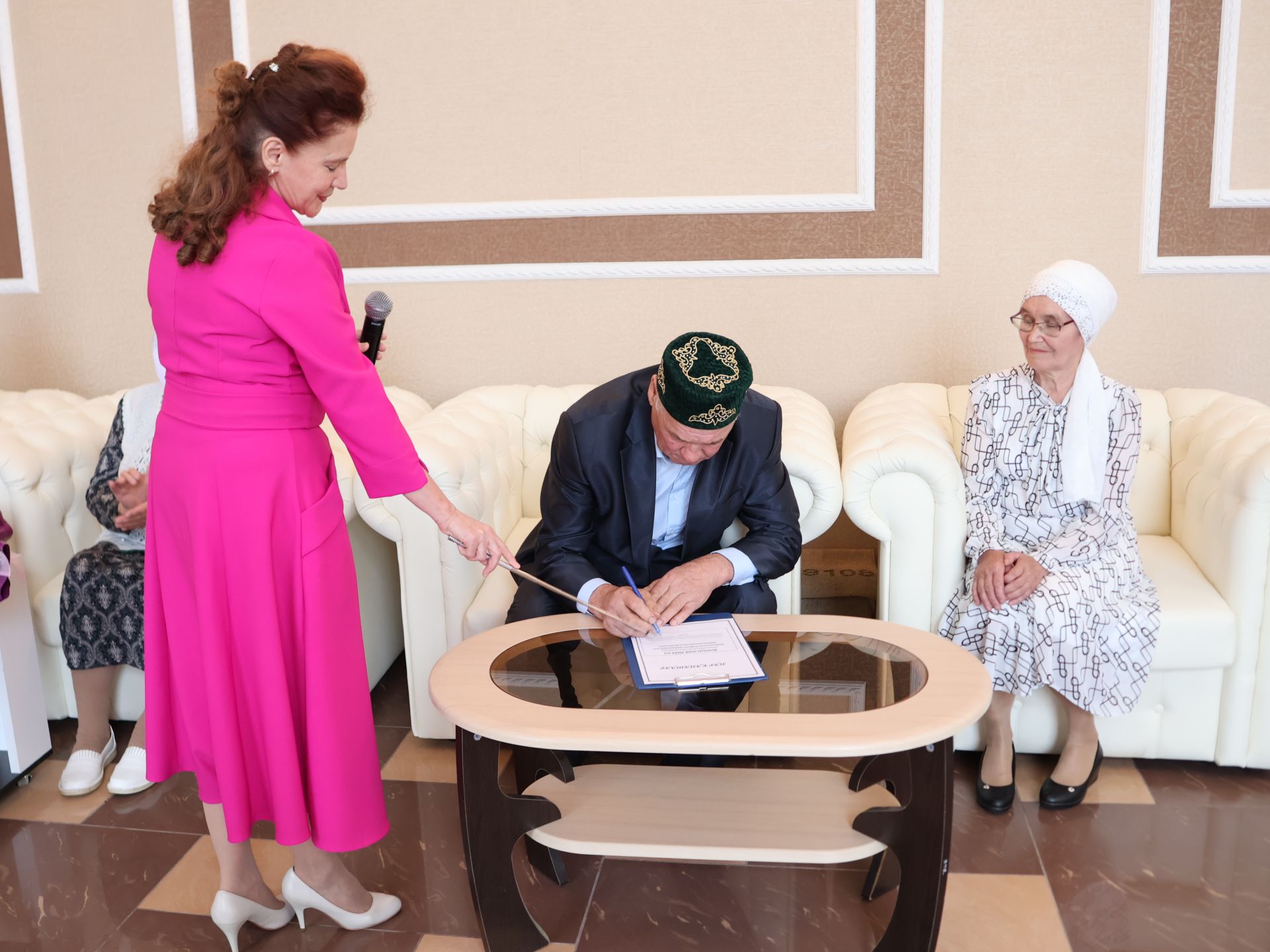 Актанышның бриллиант, зөбәрҗәт, алтын туйларын каршылаган үрнәк парларын хөрмәтләделәр