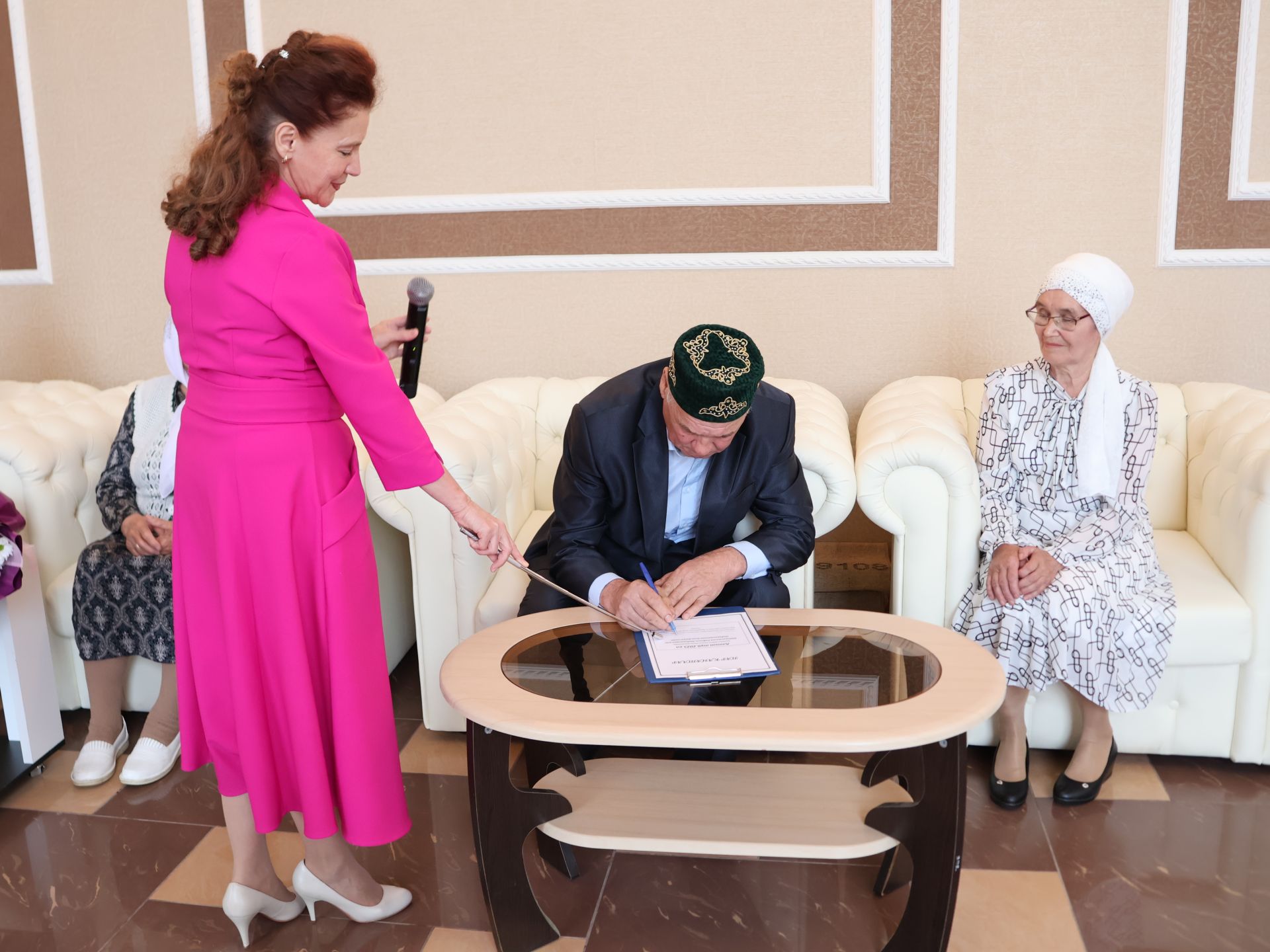 Актанышның бриллиант, зөбәрҗәт, алтын туйларын каршылаган үрнәк парларын хөрмәтләделәр