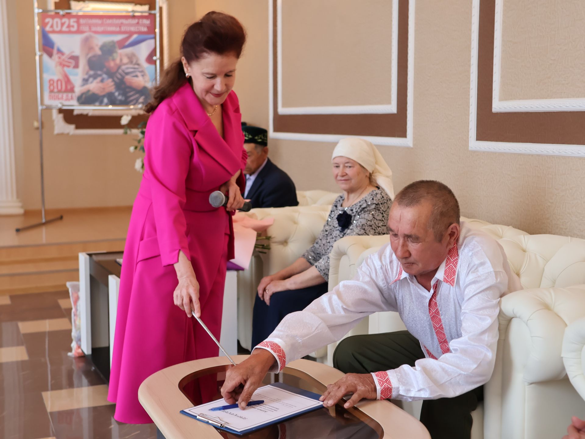 Актанышның бриллиант, зөбәрҗәт, алтын туйларын каршылаган үрнәк парларын хөрмәтләделәр