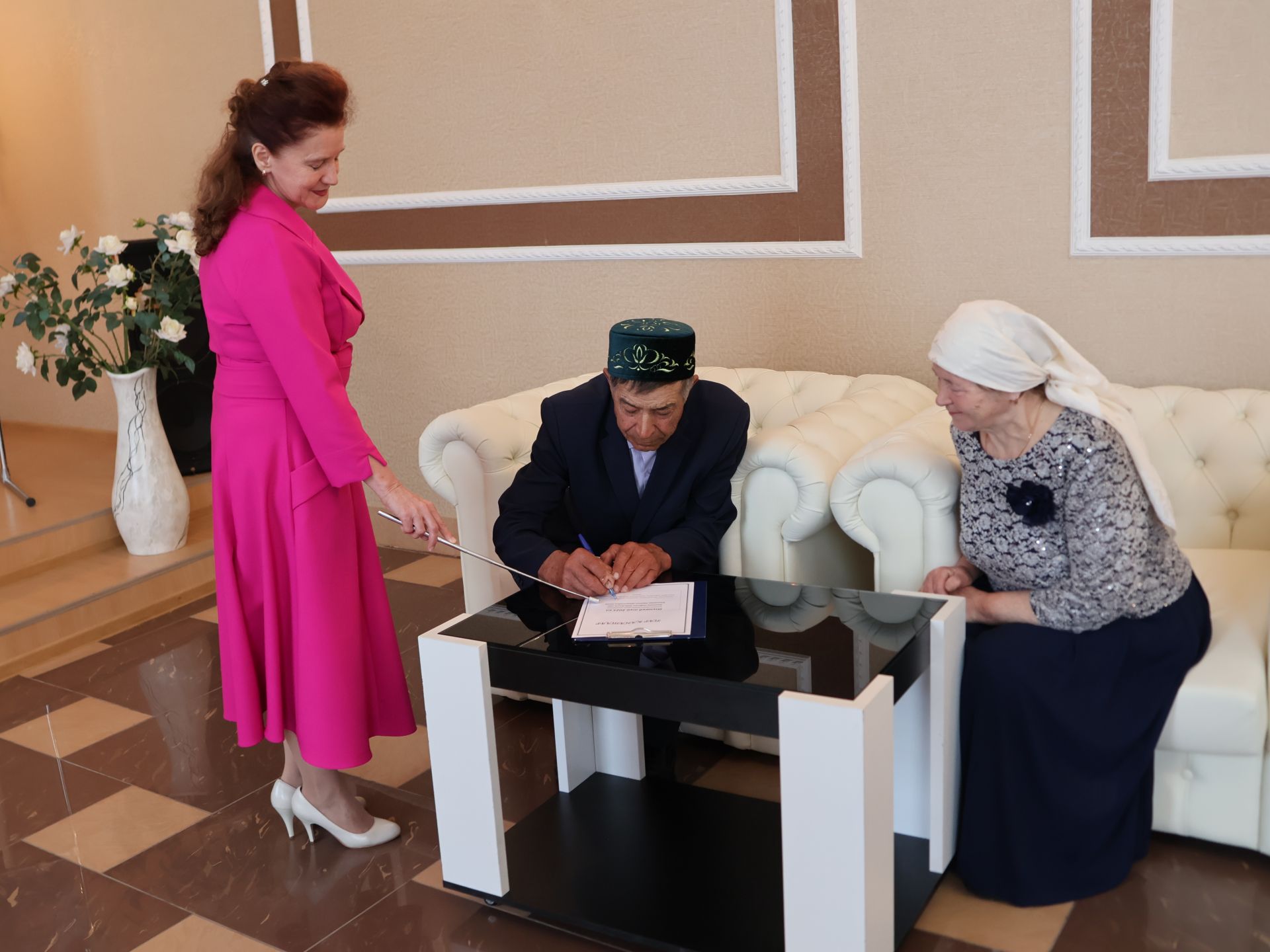 Актанышның бриллиант, зөбәрҗәт, алтын туйларын каршылаган үрнәк парларын хөрмәтләделәр