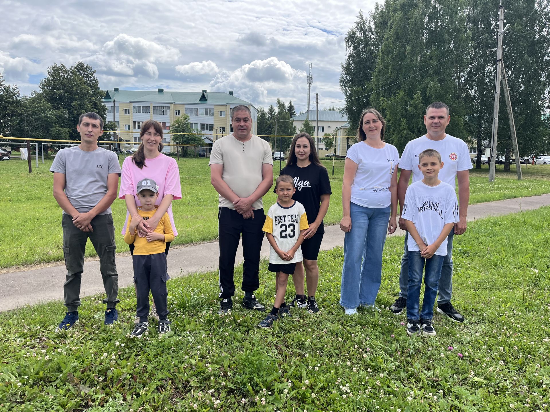 Татарстанда җәй: Актанышның яшь гаиләләре «Гаиләм-җылы учагым» ишегалды бәйрәмендә ял итте