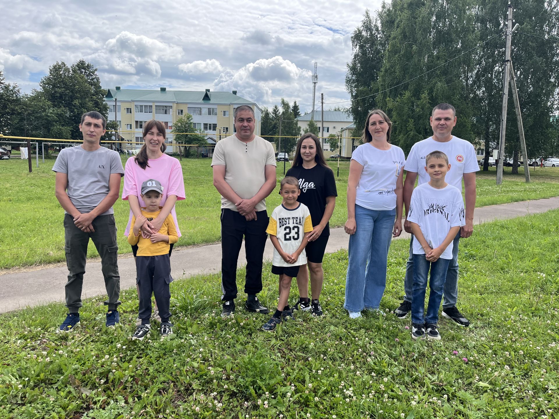 Татарстанда җәй: Актанышның яшь гаиләләре «Гаиләм-җылы учагым» ишегалды бәйрәмендә ял итте