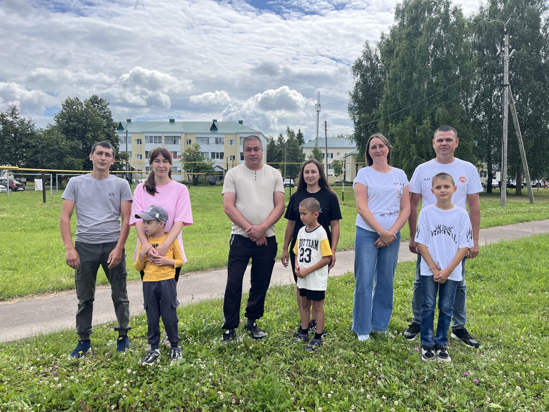 Татарстанда җәй: Актанышның яшь гаиләләре «Гаиләм-җылы учагым» ишегалды бәйрәмендә ял итте