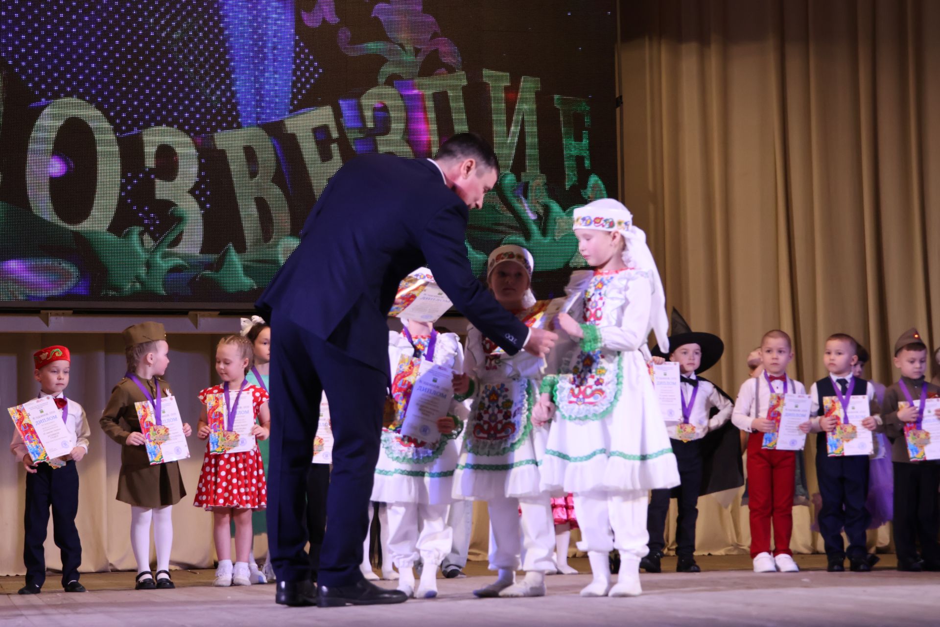 «Йолдызлык – 2026»: Балалар бакчалары гала-концертыннан безнең репортаж