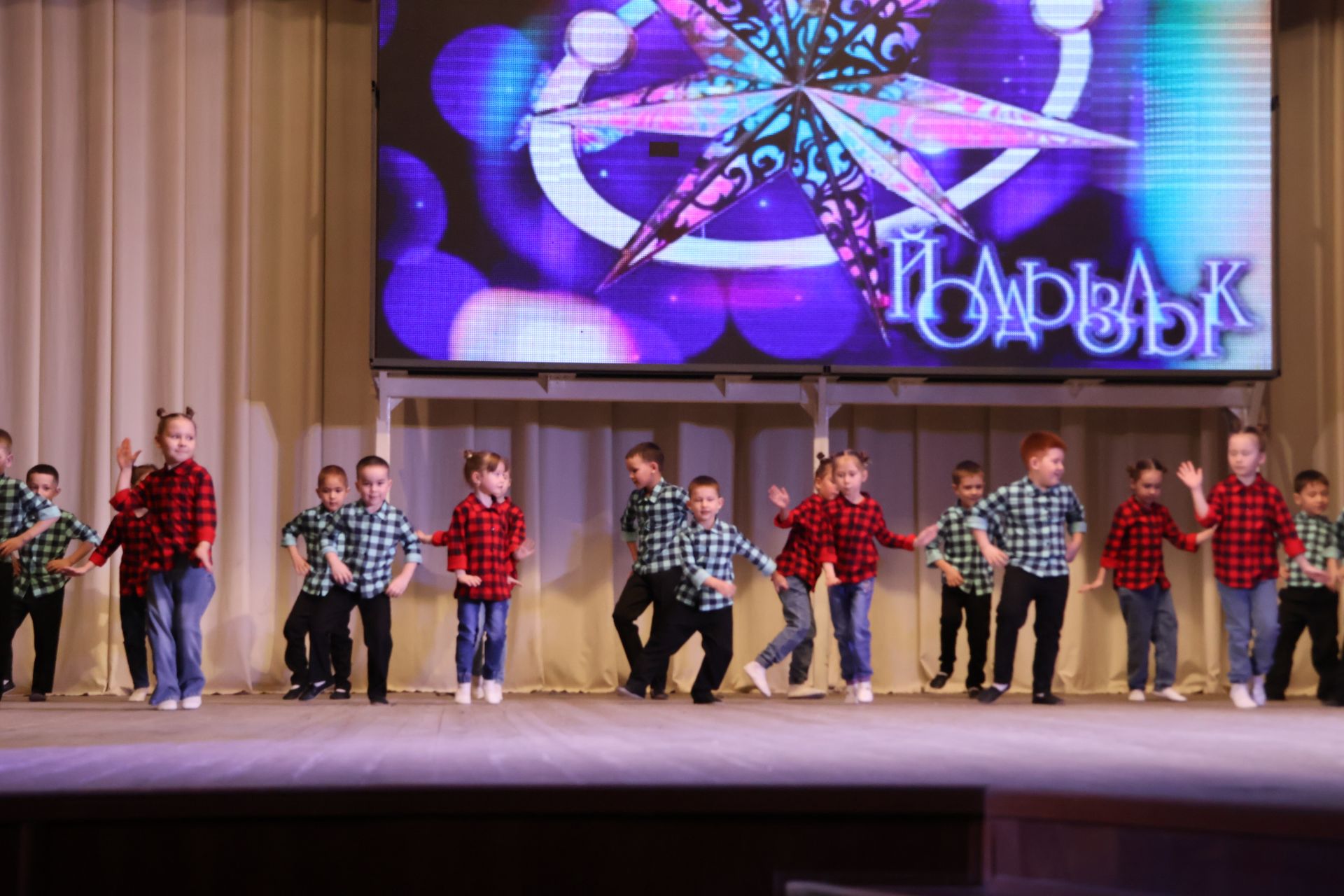 «Йолдызлык – 2026»: Балалар бакчалары гала-концертыннан безнең репортаж
