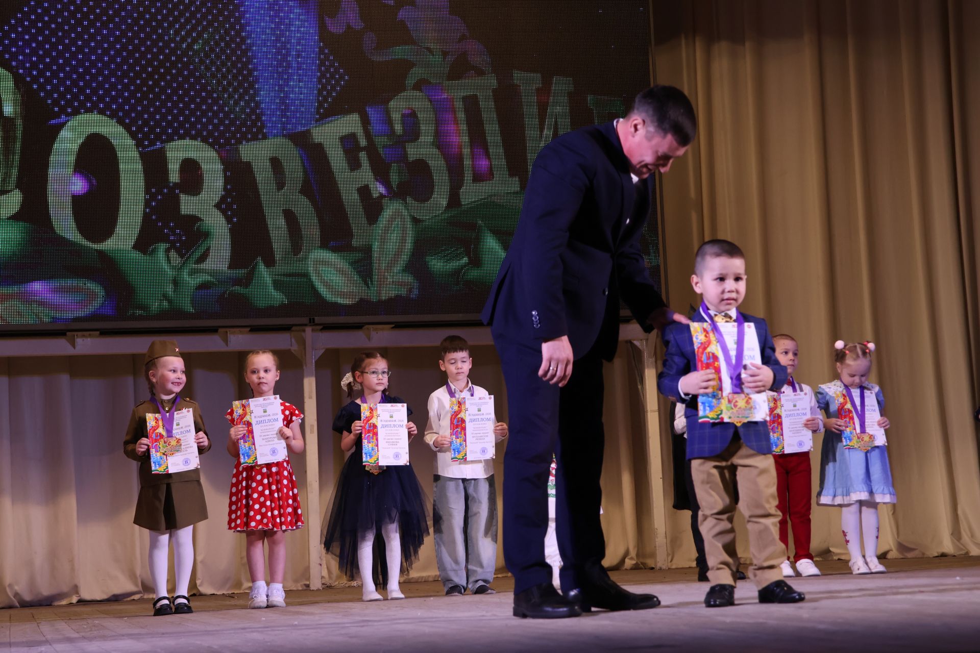 «Йолдызлык – 2026»: Балалар бакчалары гала-концертыннан безнең репортаж