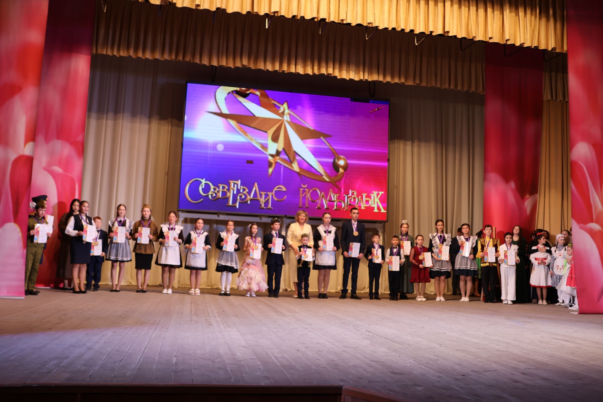 «Йолдызлык-2026»: Актаныш районы мәктәп укучыларының гала-концертыннан безнең репортаж