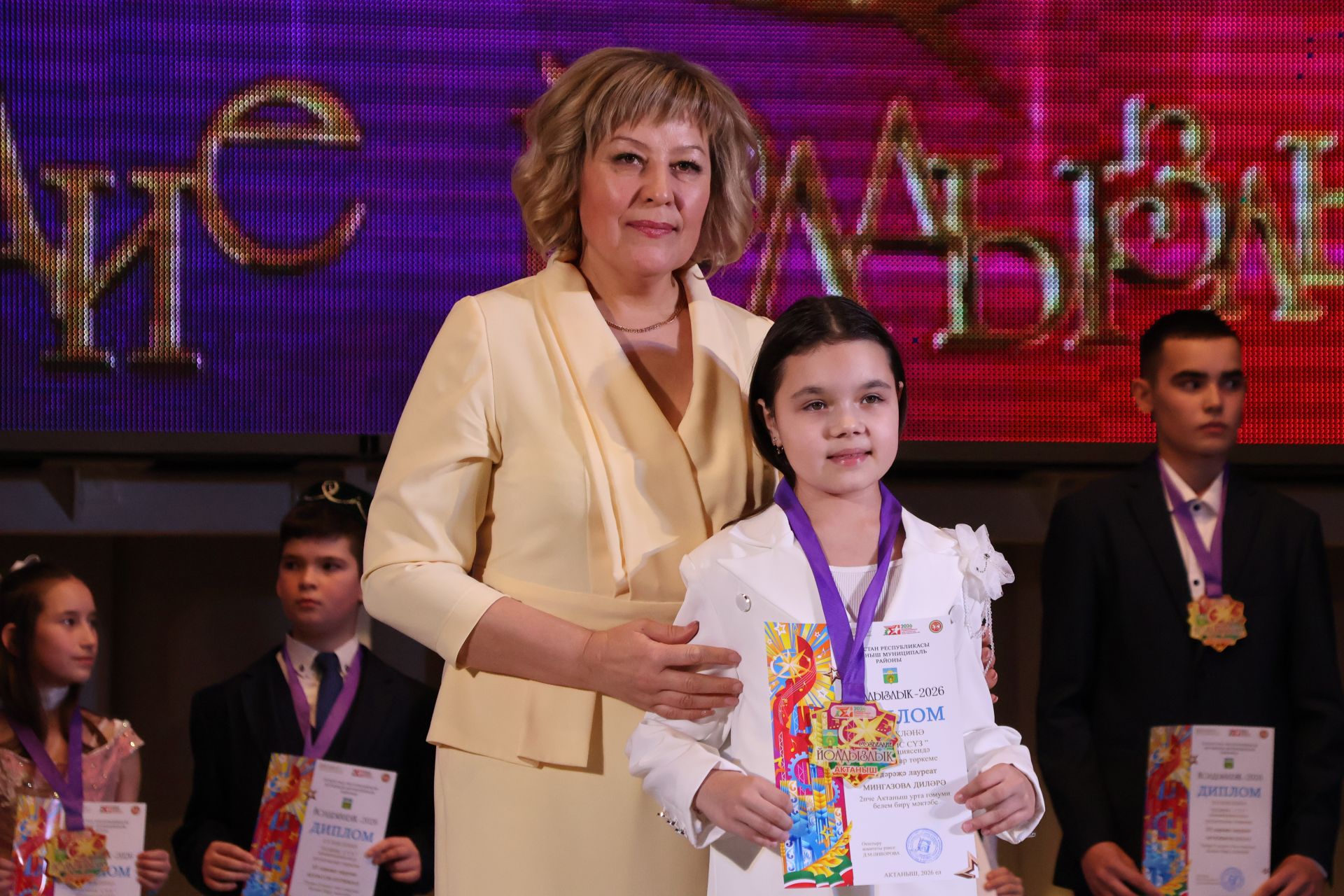 «Йолдызлык-2026»: Актаныш районы мәктәп укучыларының гала-концертыннан безнең репортаж