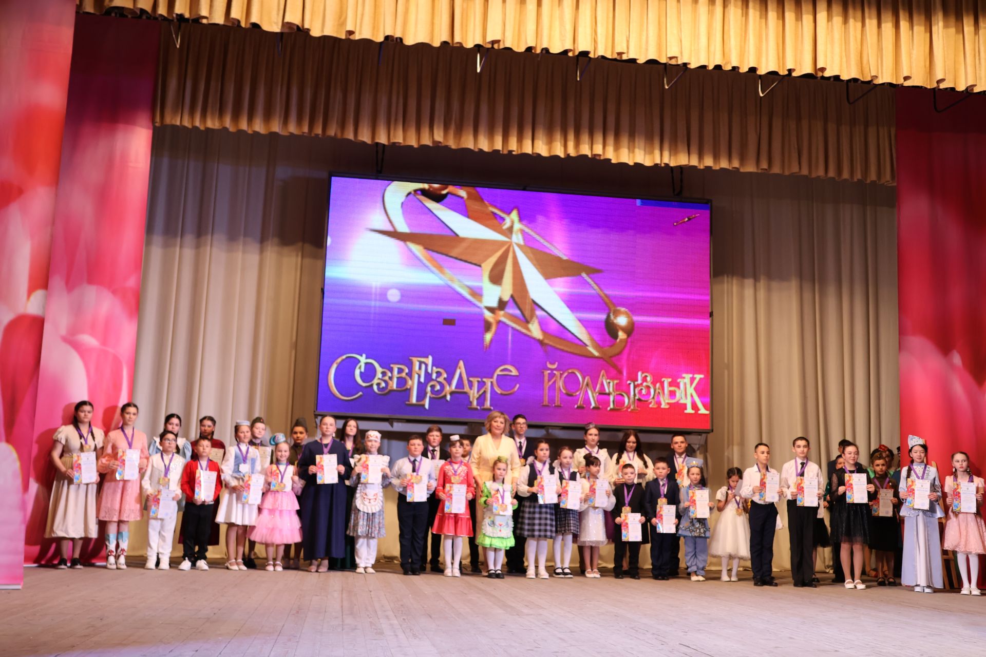 «Йолдызлык-2026»: Актаныш районы мәктәп укучыларының гала-концертыннан безнең репортаж