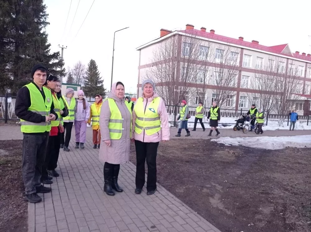 Әби -бабаларына кунакка кайткан балаларга юл йөрү кагыйдәләрен искә төшерделәр
