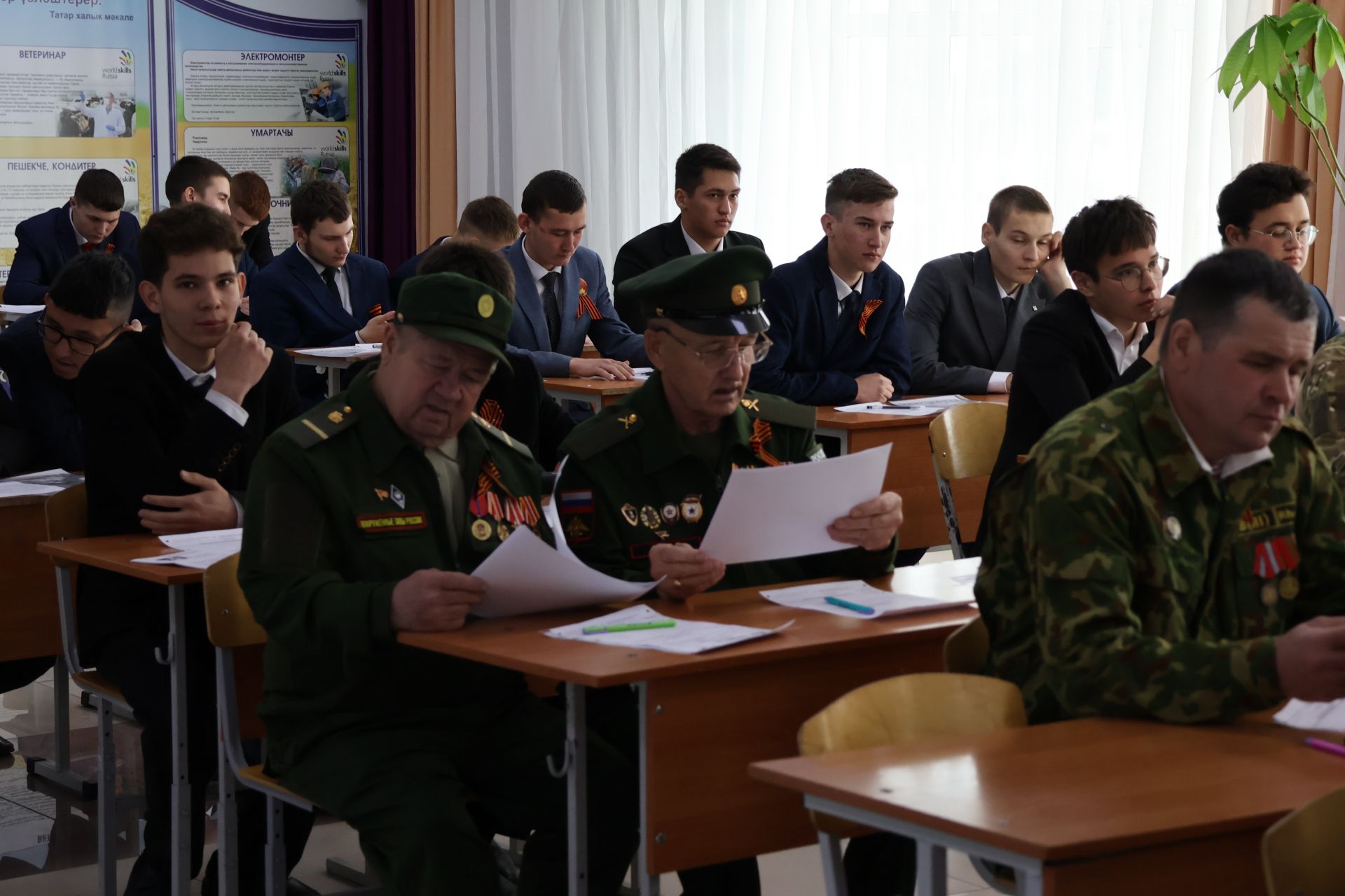 Актаныш технология техникумында узган «Җиңү диктанты» акциясе студентларны, укытучыларны һәм кунакларны бер мәйданга җыйды