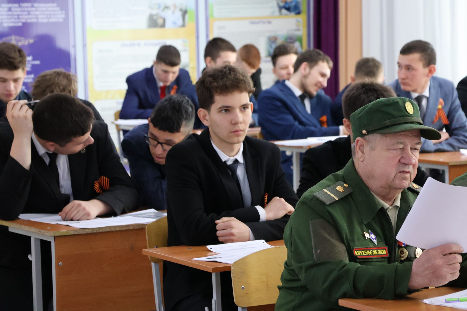 Актаныш технология техникумында узган «Җиңү диктанты» акциясе студентларны, укытучыларны һәм кунакларны бер мәйданга җыйды
