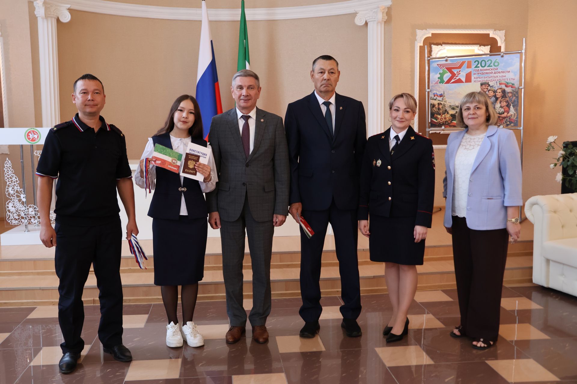 Россия көне алдыннан яшь актанышлыларга паспорт тапшырдылар