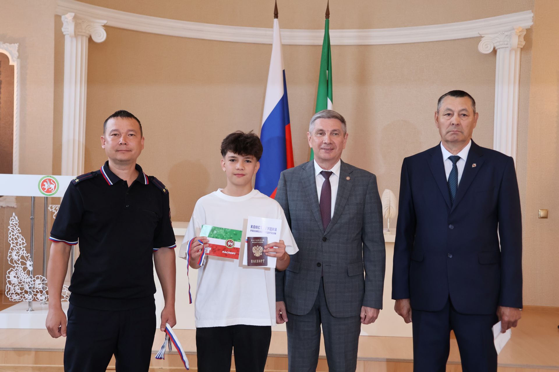 Россия көне алдыннан яшь актанышлыларга паспорт тапшырдылар