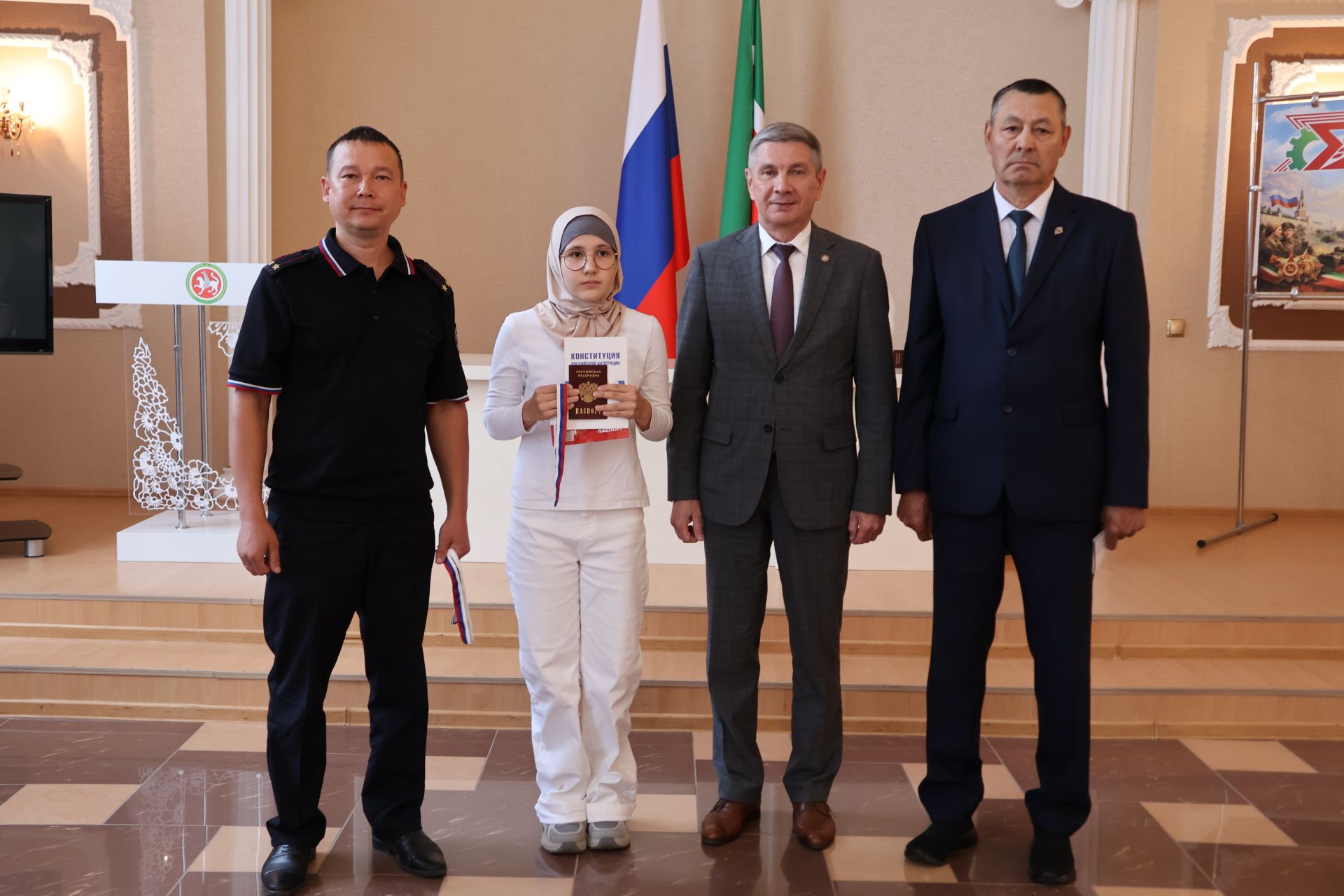 Россия көне алдыннан яшь актанышлыларга паспорт тапшырдылар