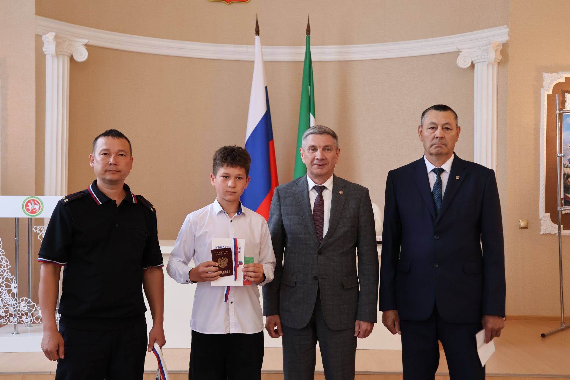 Россия көне алдыннан яшь актанышлыларга паспорт тапшырдылар