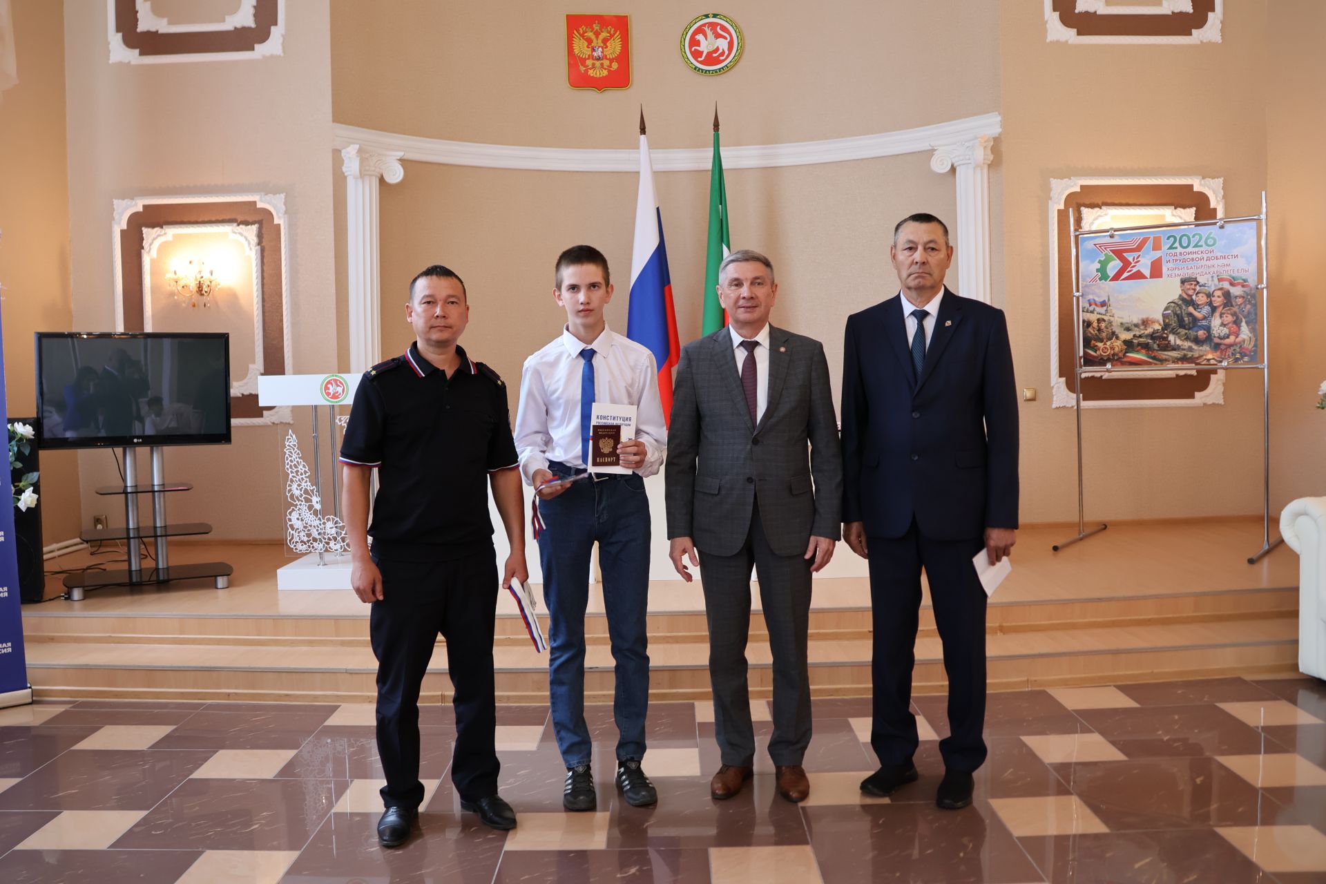 Россия көне алдыннан яшь актанышлыларга паспорт тапшырдылар