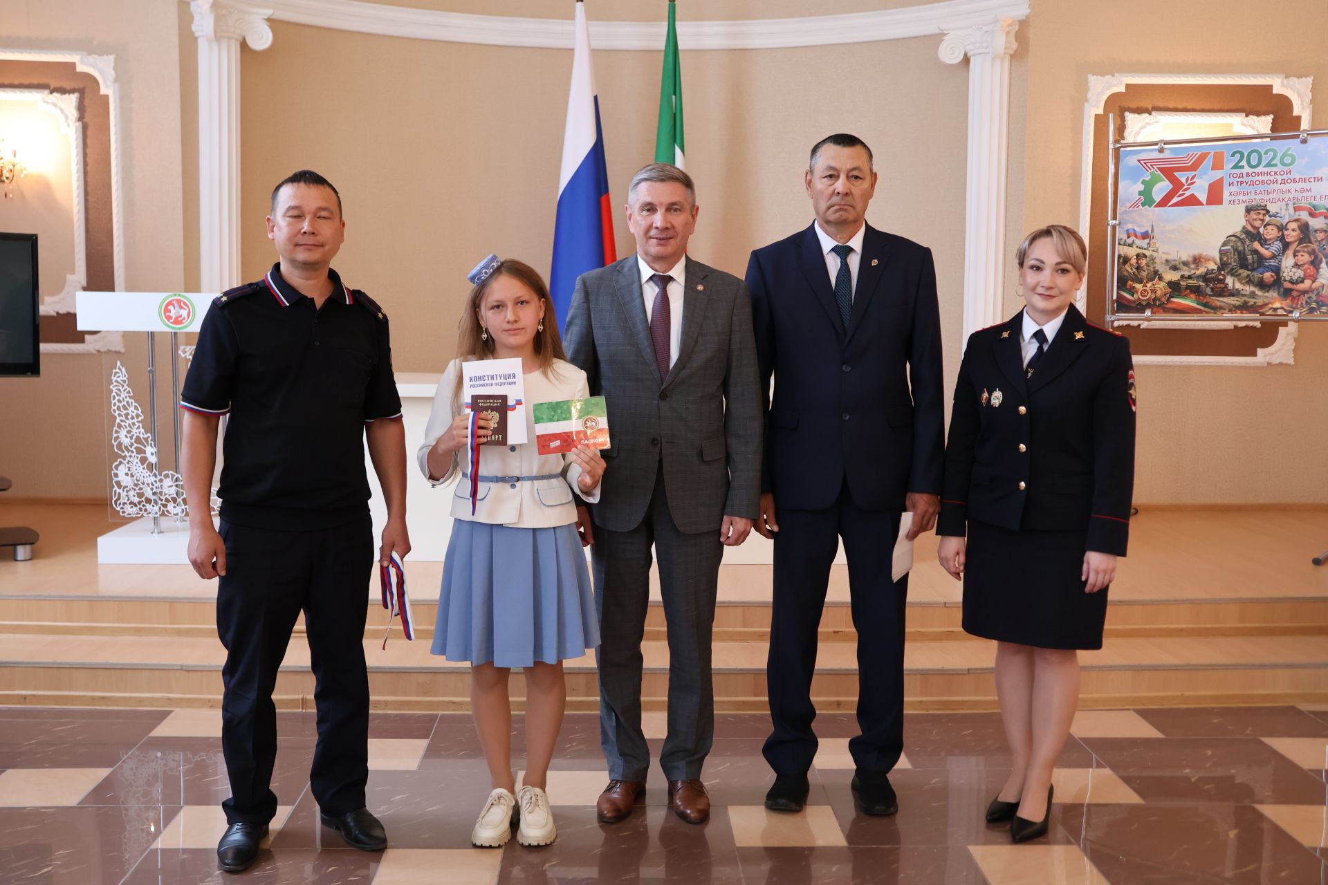 Россия көне алдыннан яшь актанышлыларга паспорт тапшырдылар