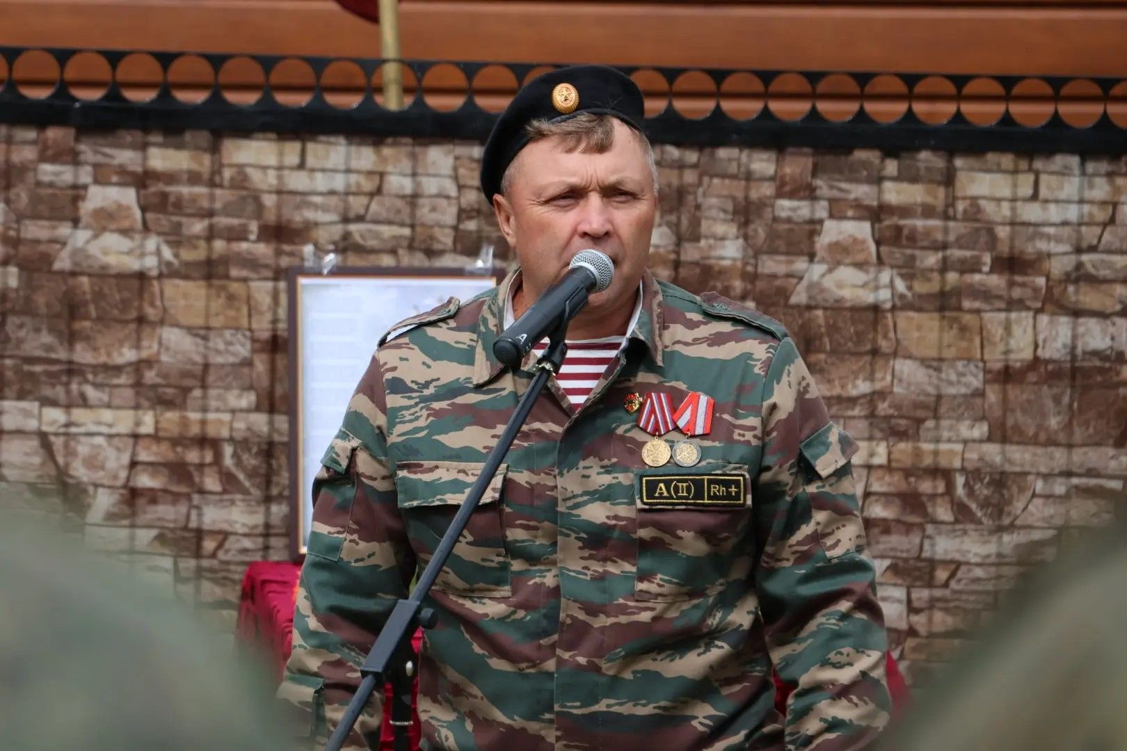 Иске Айман авылында махсус хәрби операциядә һәлак булган Әхмәтшин Альберт Әнвәр улына хәтер тактасы куелды