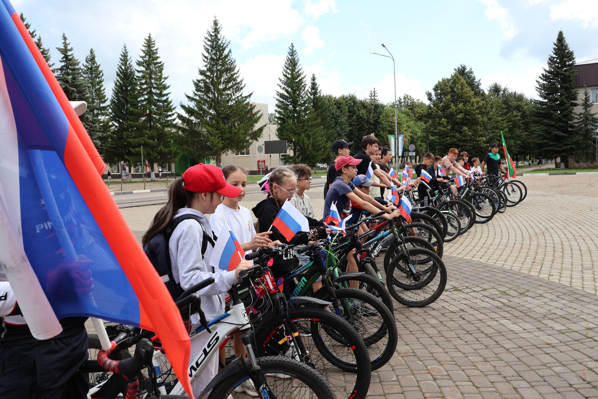 Россия флагы астында – бердәм без: Актанышта бәйрәм велойөреше