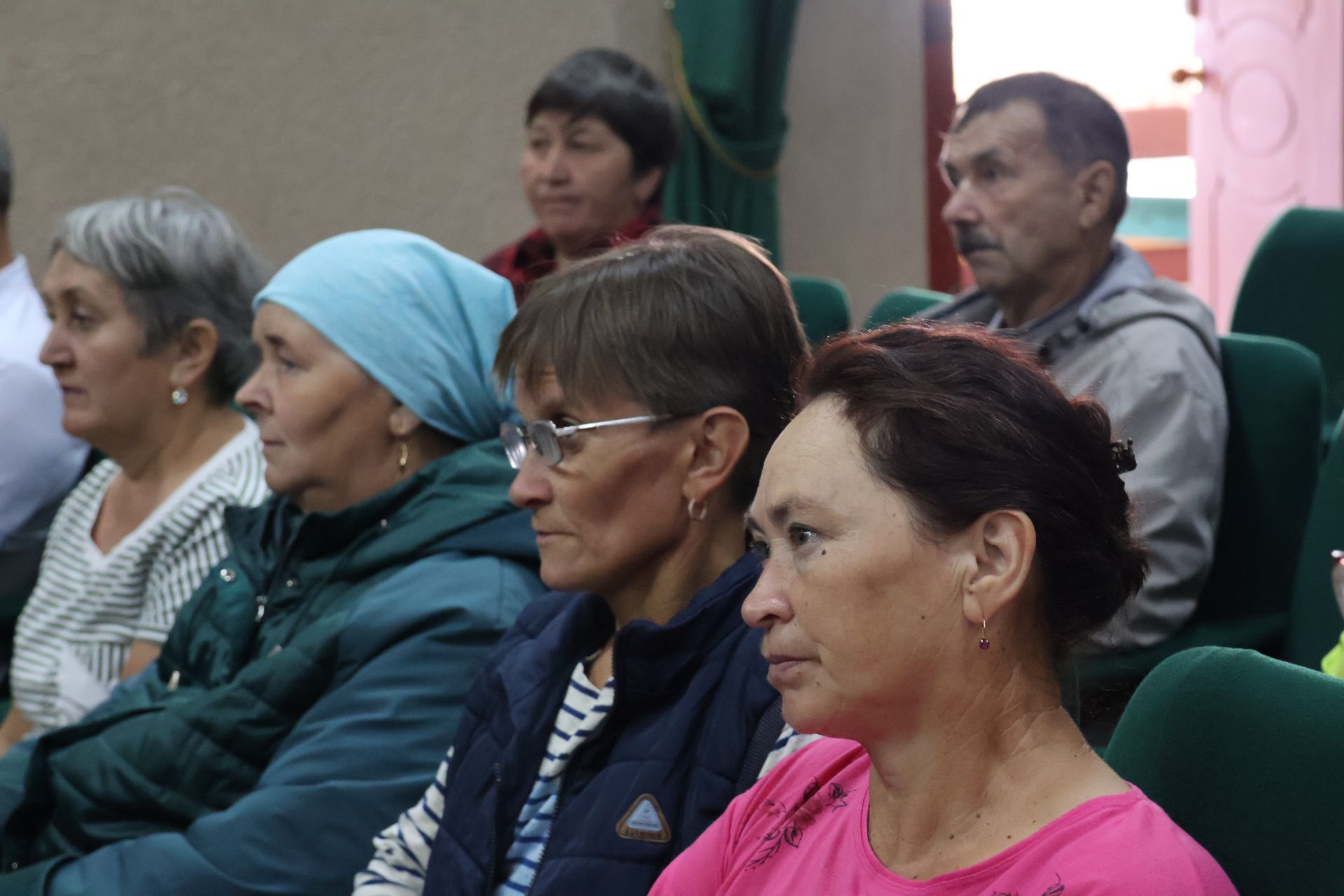 Халык юл, мәчет ачу һәм йөк машиналарын авыл аша йөртмәү мәсьәләләрен күтәрде
