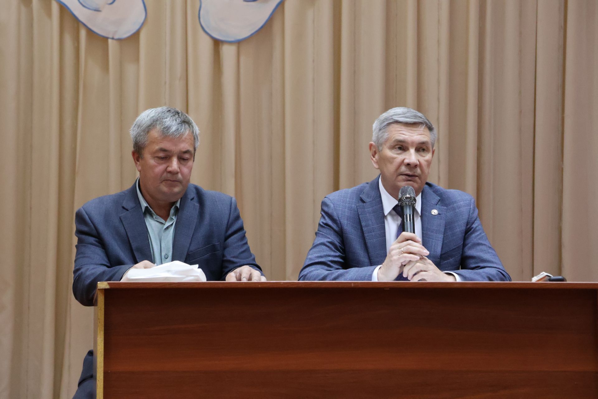 Халык юл, мәчет ачу һәм йөк машиналарын авыл аша йөртмәү мәсьәләләрен күтәрде