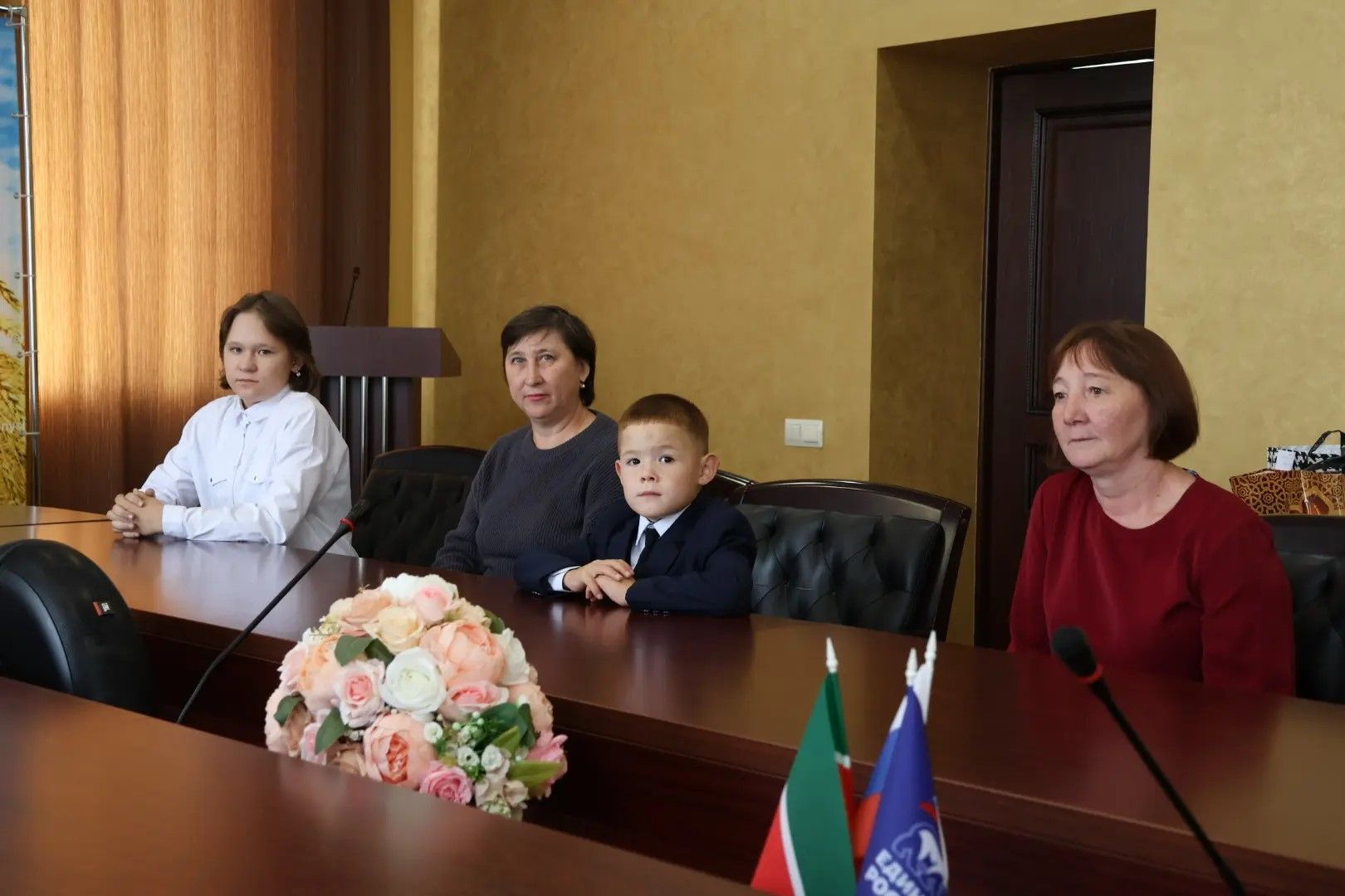 «Мәктәпкә әзерләнергә булыш»: Альберт Хәбибуллин кечкенә райондашларга бүләкләр тапшырды