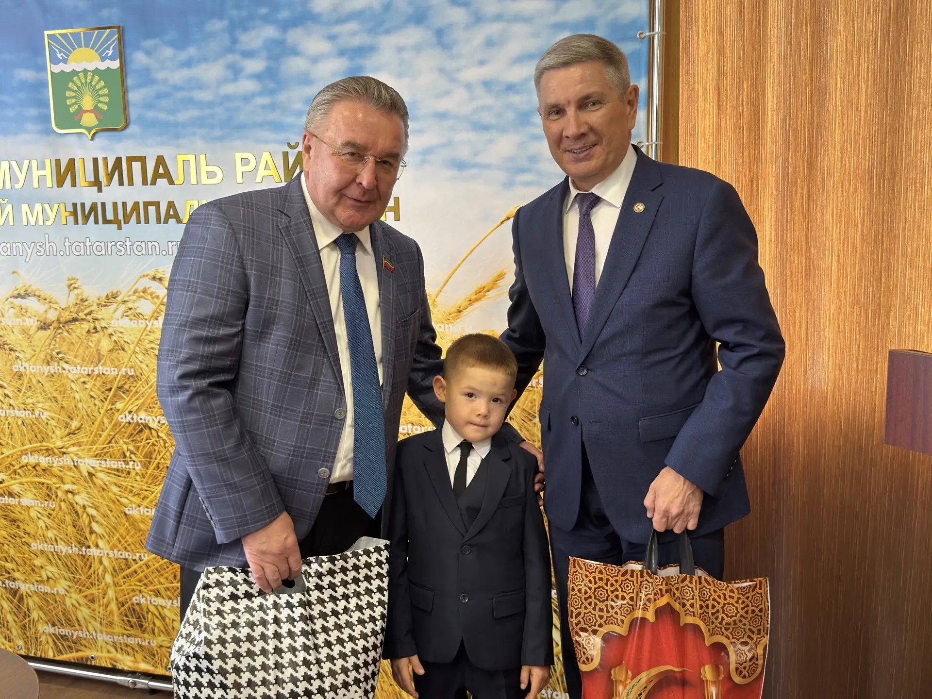 «Мәктәпкә әзерләнергә булыш»: Альберт Хәбибуллин кечкенә райондашларга бүләкләр тапшырды