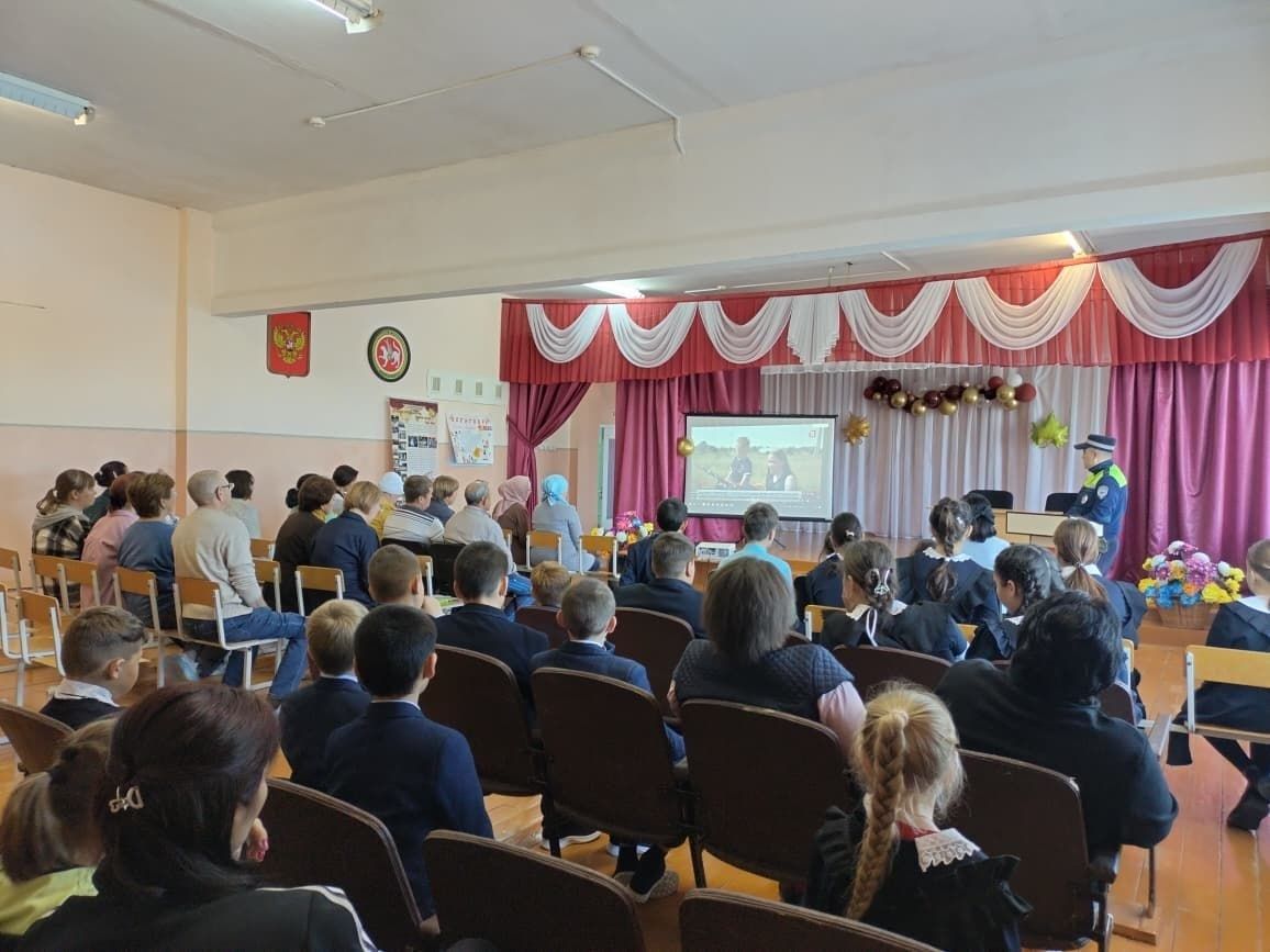 Иске Кормаш мәктәбендә укучылар һәм әти-әниләр белән юл иминлеге турында сөйләштеләр
