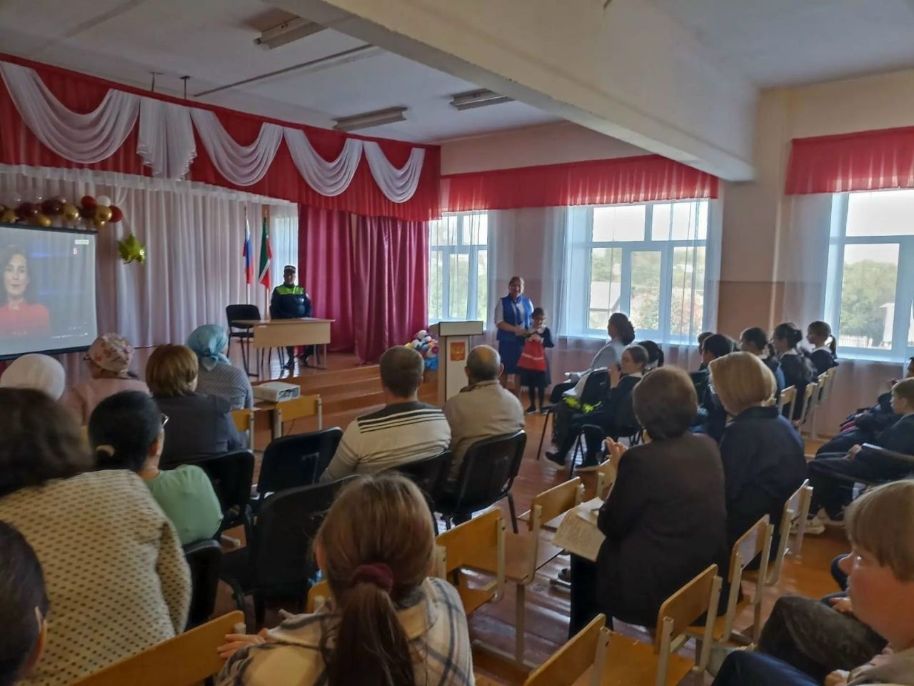 Иске Кормаш мәктәбендә укучылар һәм әти-әниләр белән юл иминлеге турында сөйләштеләр