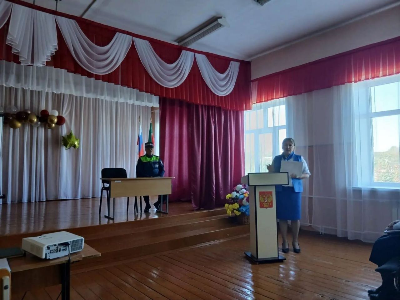 Иске Кормаш мәктәбендә укучылар һәм әти-әниләр белән юл иминлеге турында сөйләштеләр