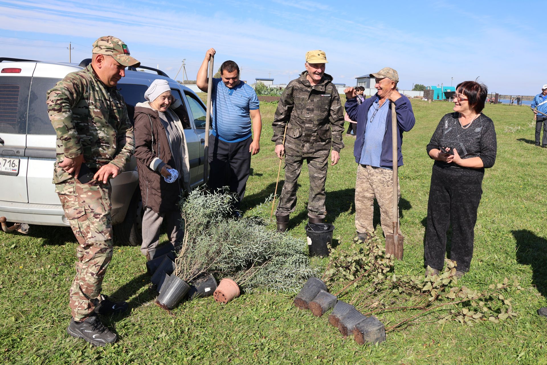 Агыйдел буенда буыннарны бәйләгән «Дан аллеясы»на нигез салдылар