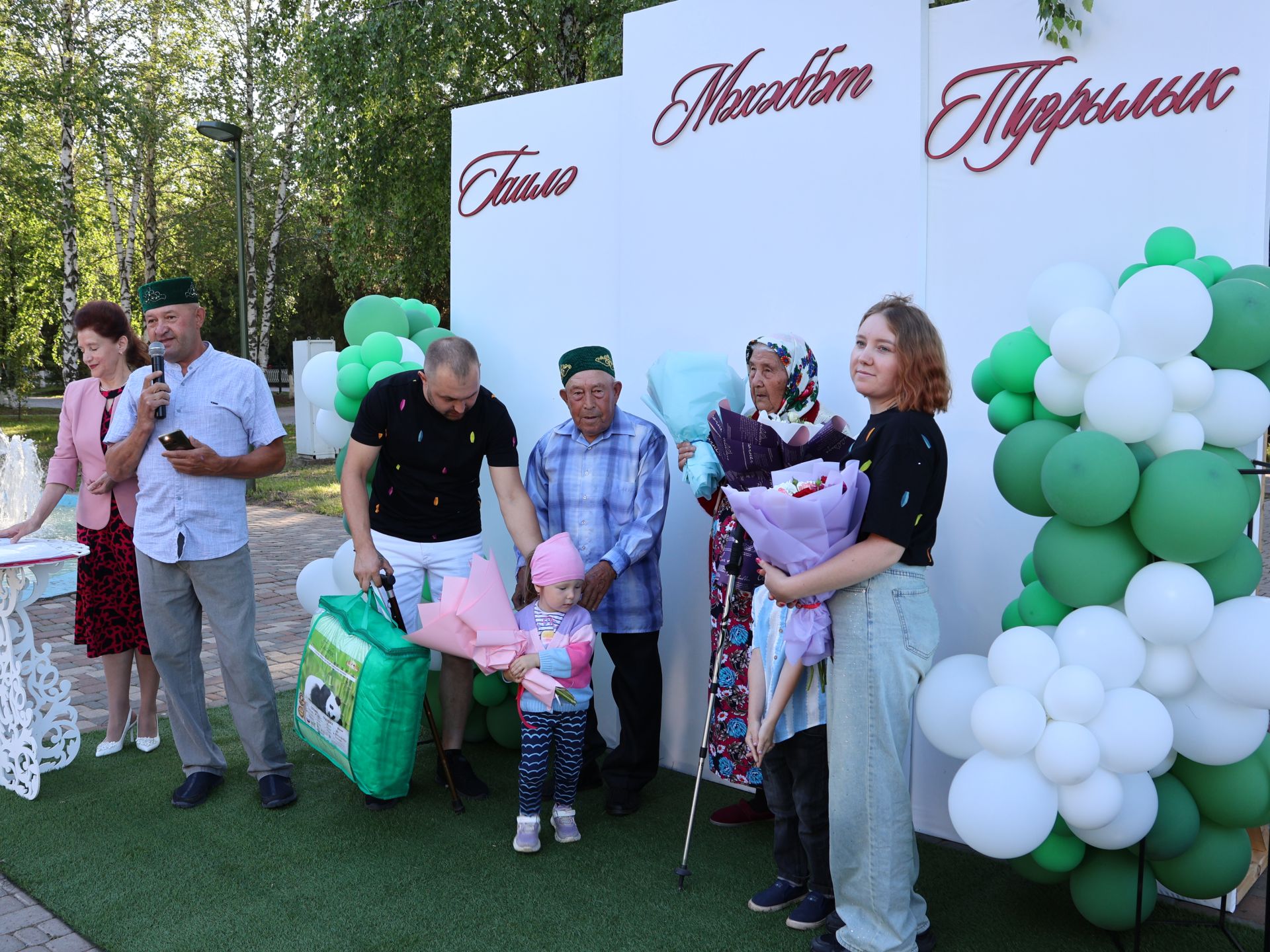 Без әле дә бергә, без әле дә матур:  Актанышта Гаилә, мәхәббәт һәм тугрылык көнендә үрнәк парларны хөрмәтләделәр